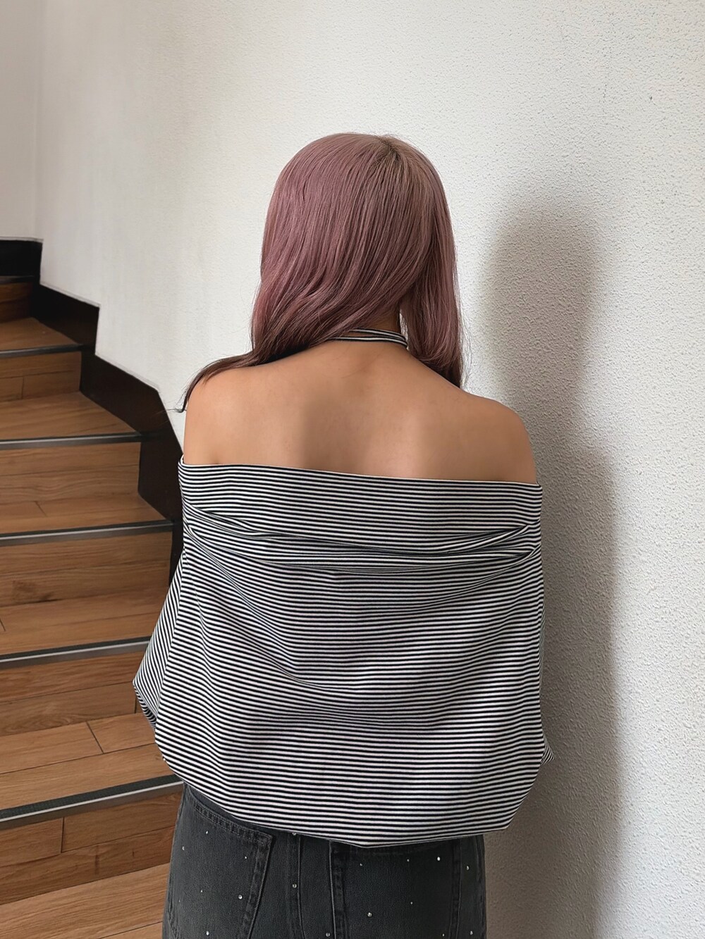 ブラック系のTシャツ/カットソー、ブラック系のデニムスカートを着用したレディースの秋コーディネートの7枚目の写真