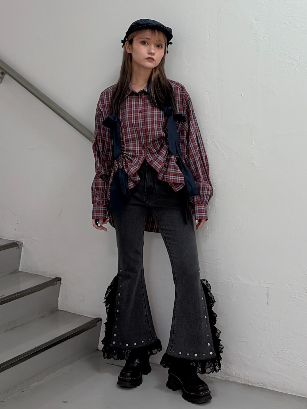 レッド系のシャツ/ブラウス、ブラック系のデニムパンツ、ブルー系のハンチング/ベレー帽を着用したレディースの春コーディネートの4枚目の写真