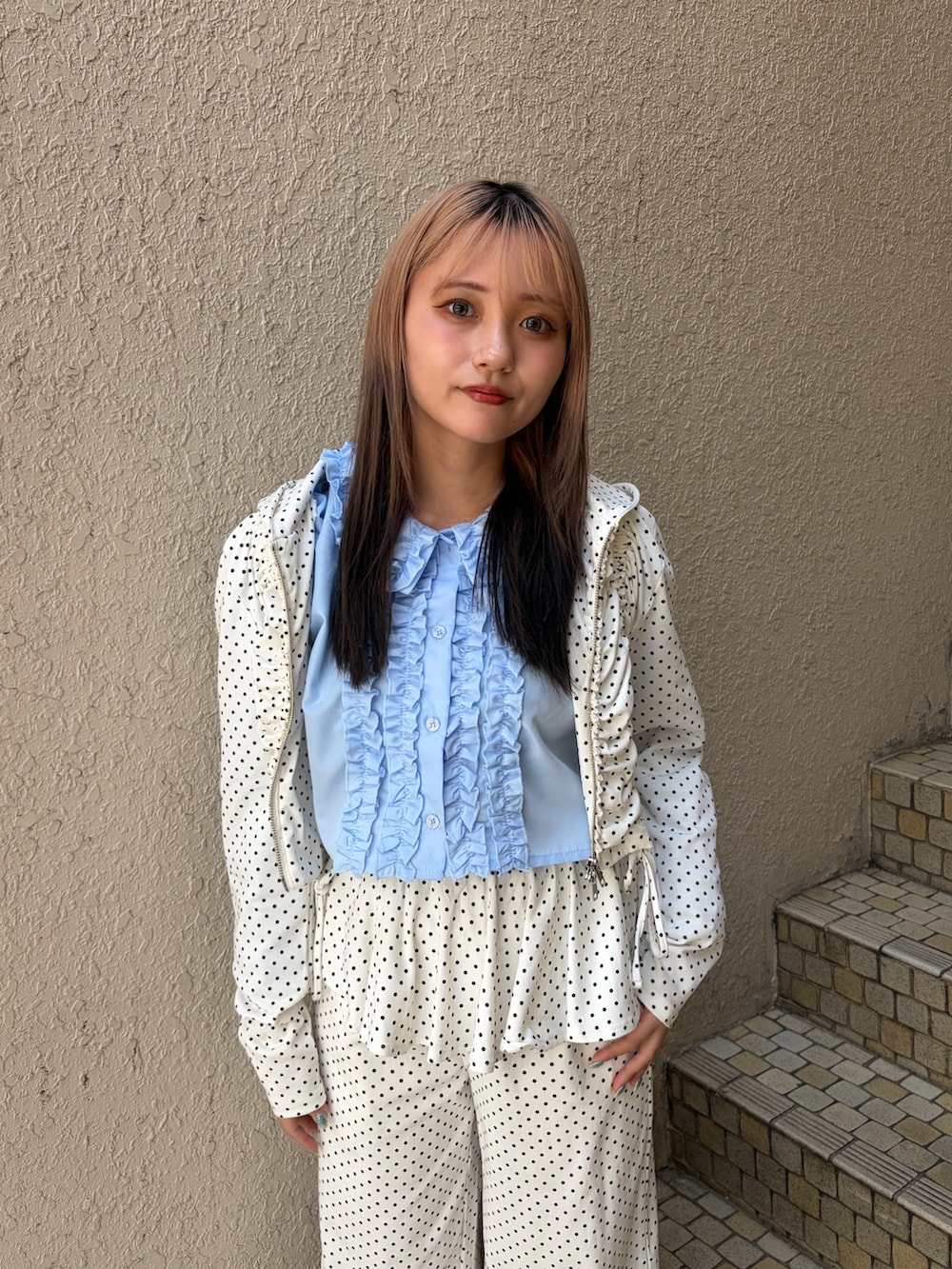 ホワイト系のパーカー、ホワイト系のスウェットパンツ、ブルー系のシャツ/ブラウスを着用したレディースの春コーディネートの5枚目の写真