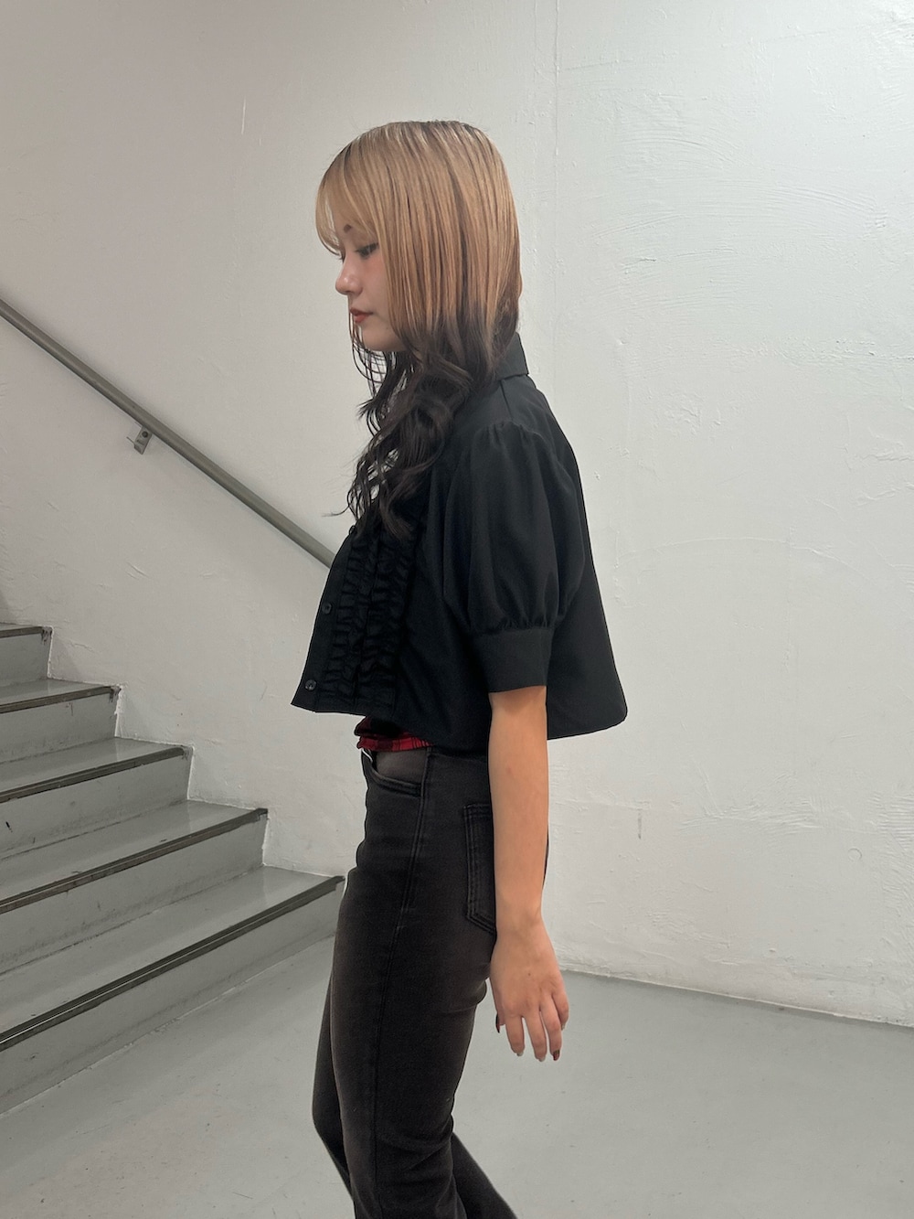 ブラック系のシャツ/ブラウス、ブラック系のデニムパンツ、レッド系のタンクトップを着用したレディースの夏コーディネートの6枚目の写真