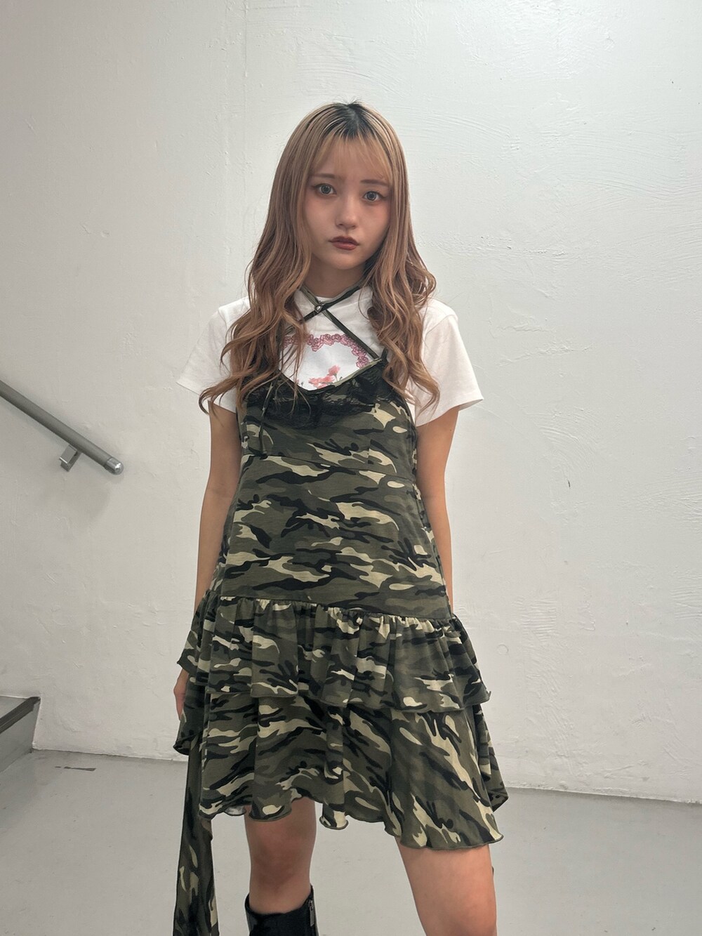 ホワイト系のTシャツ/カットソー、グリーン系のワンピース、シルバー系のチョーカーを着用したレディースの夏コーディネートの4枚目の写真