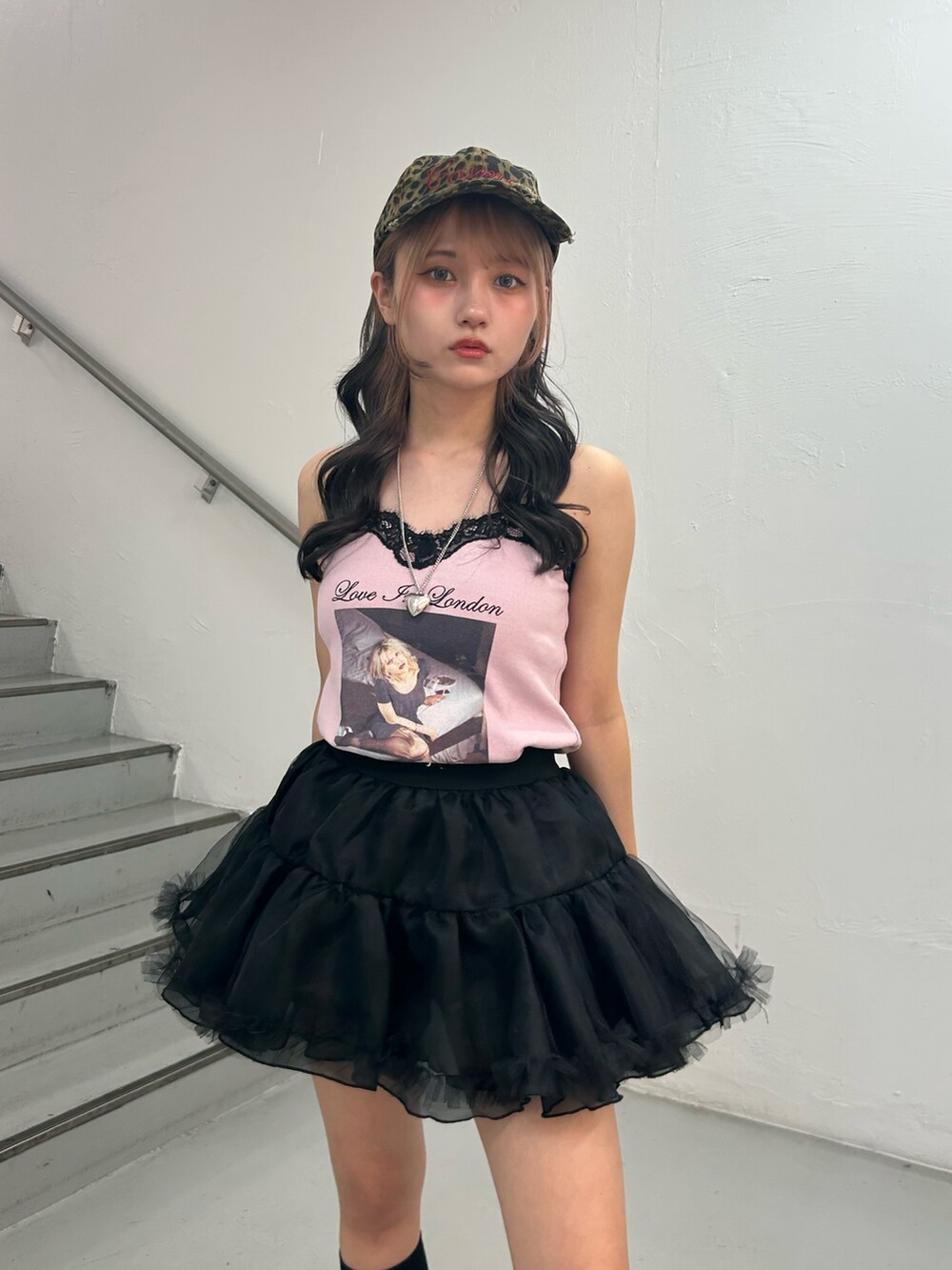 ピンク系のワンピース、ブラック系のスカート、シルバー系のネックレスを着用したレディースの夏コーディネートの5枚目の写真