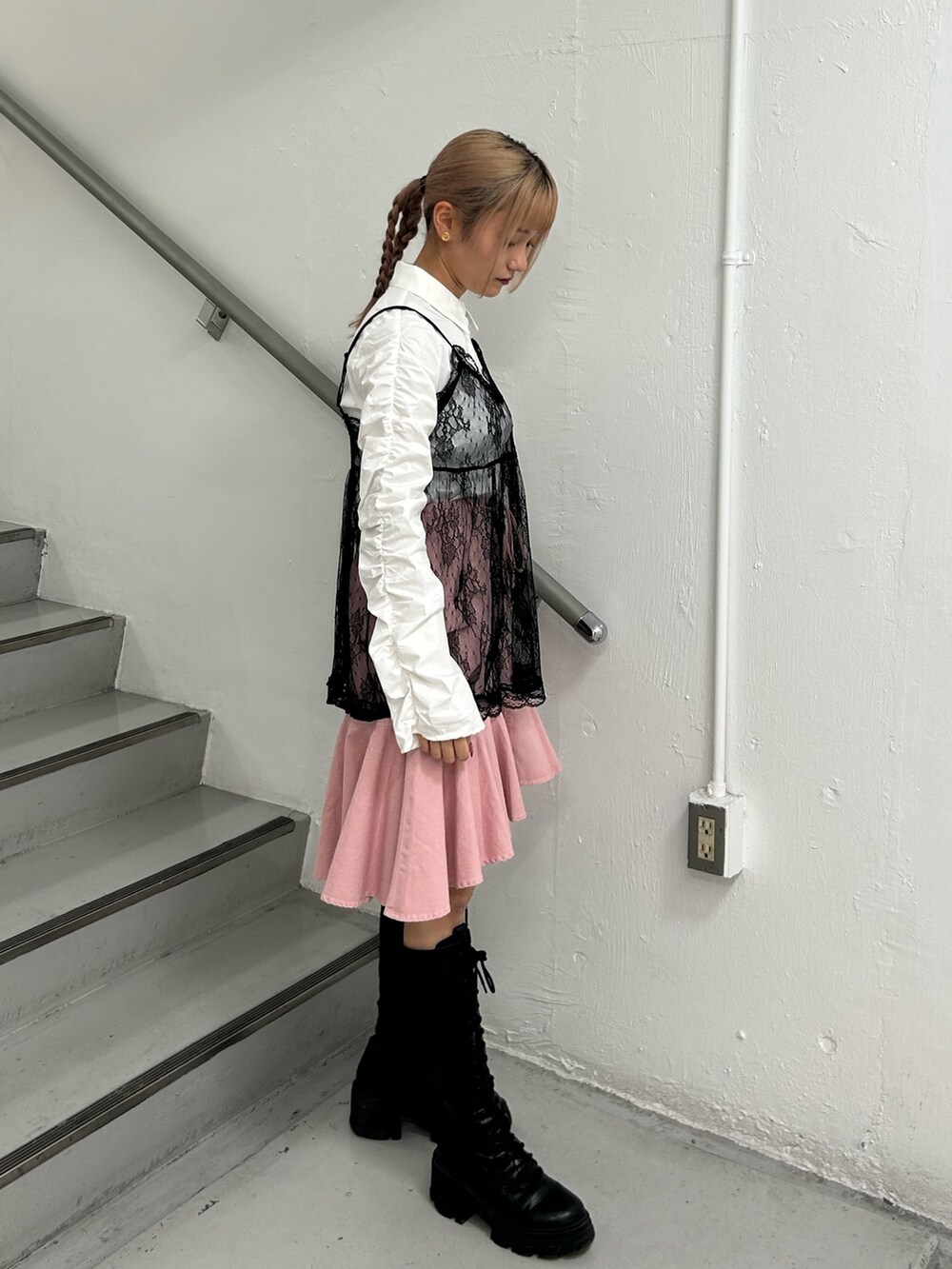 ホワイト系のシャツ/ブラウス、ブラック系のキャミソール、ピンク系のスカートを着用したレディースの冬コーディネートの2枚目の写真