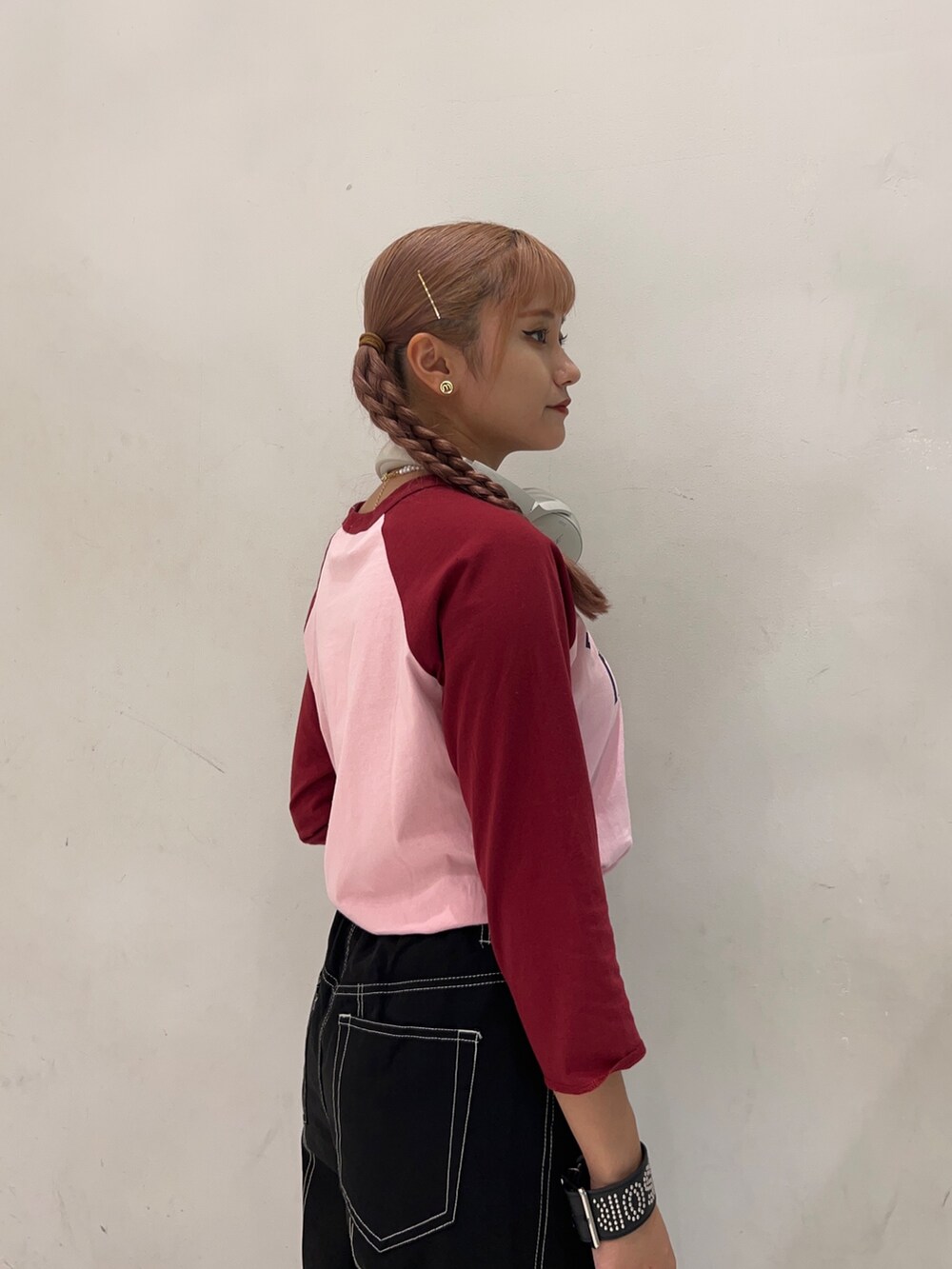 ブラック系のその他パンツ、ピンク系のTシャツ/カットソー、ホワイト系のサンダルを着用したレディースの夏コーディネートの5枚目の写真