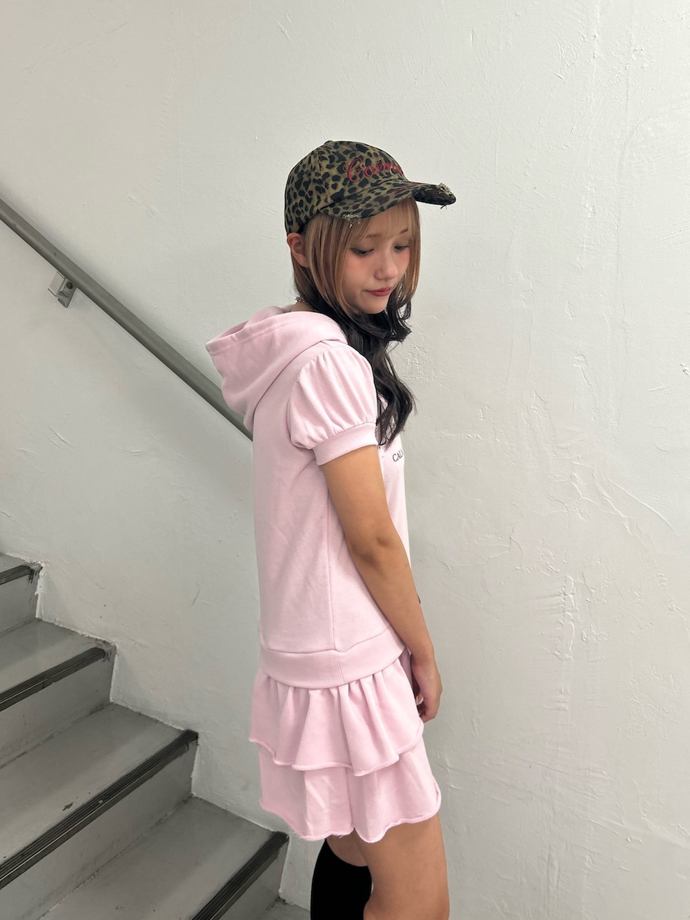 ピンク系のワンピース、ブラック系のネックレス、ブラウン系のキャップを着用したレディースの夏コーディネートの5枚目の写真