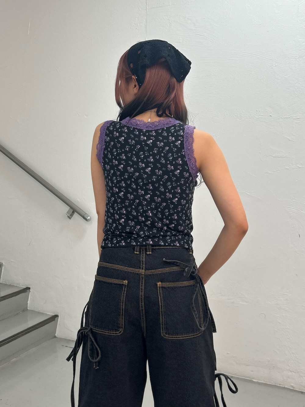 その他のタンクトップ、ブラック系のデニムパンツ、シルバー系のネックレスを着用したレディースの夏コーディネートの6枚目の写真