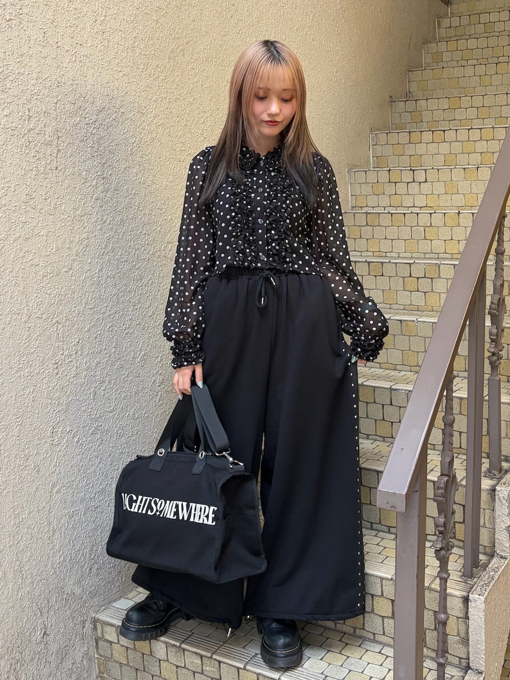 ブラック系のシャツ/ブラウス、ブラック系のスウェットパンツ、ブラック系のボストンバッグを着用したレディースの春コーディネートの4枚目の写真