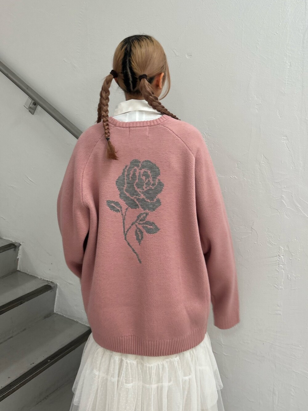 ピンク系のニット/セーター、ホワイト系のシャツ/ブラウス、ホワイト系のスカートを着用したレディースの冬コーディネートの6枚目の写真