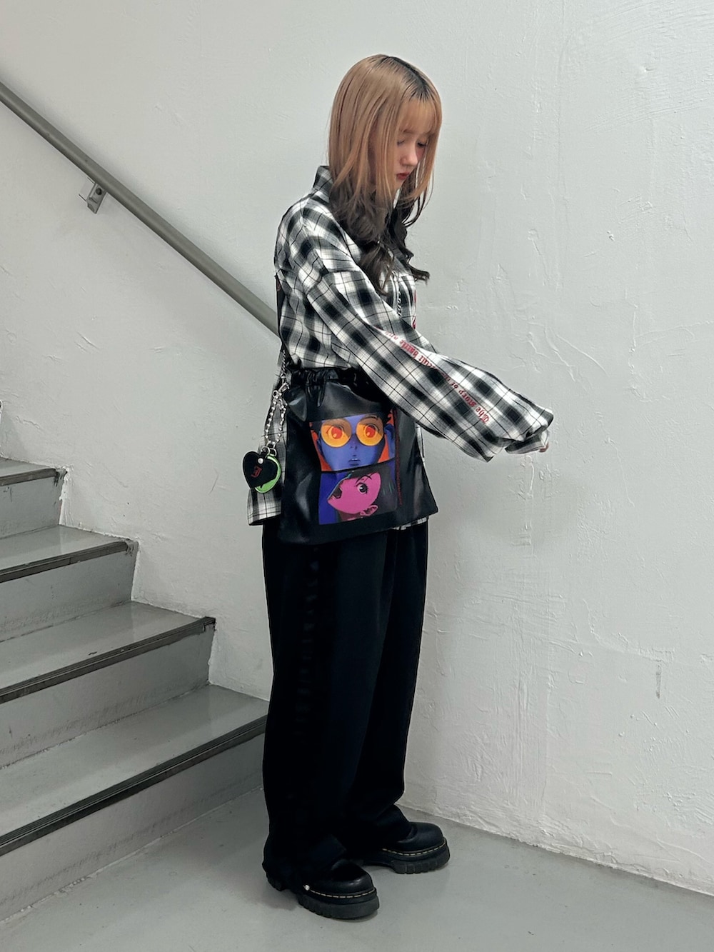 ブラック系のシャツ/ブラウス、ブラック系のトートバッグ、ブラック系のその他パンツを着用したレディースの秋コーディネートの3枚目の写真