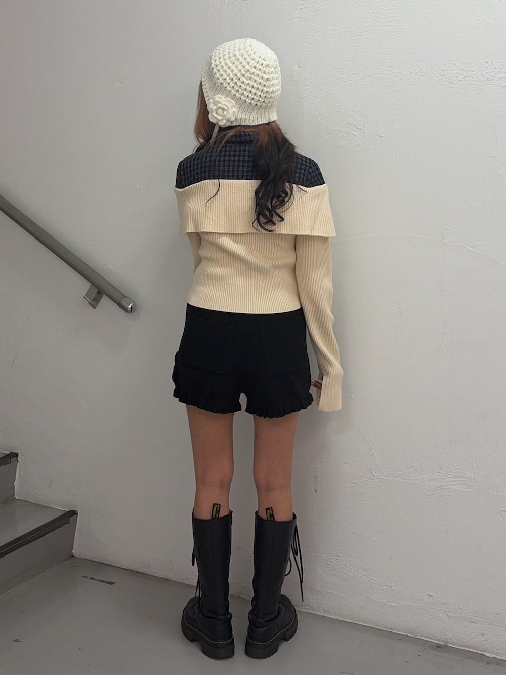 ホワイト系のニット/セーター、ブラック系のその他パンツ、ホワイト系のニットキャップ/ビーニーを着用したレディースの秋コーディネートの2枚目の写真