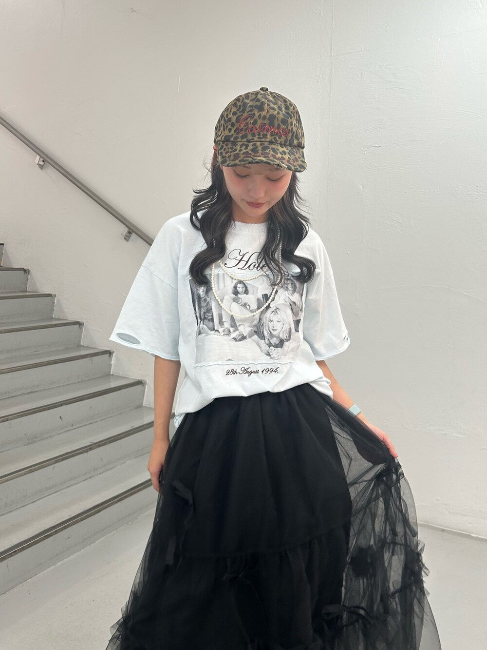 ブルー系のTシャツ/カットソー、ブラック系のスカート、ブラウン系のキャップを着用したレディースの夏コーディネートの5枚目の写真