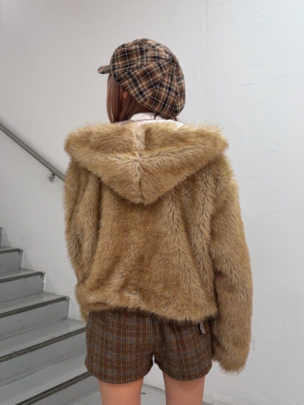 ホワイト系のシャツ/ブラウス、ブラウン系のその他パンツ、ベージュ系のブルゾンを着用したレディースの秋コーディネートの6枚目の写真