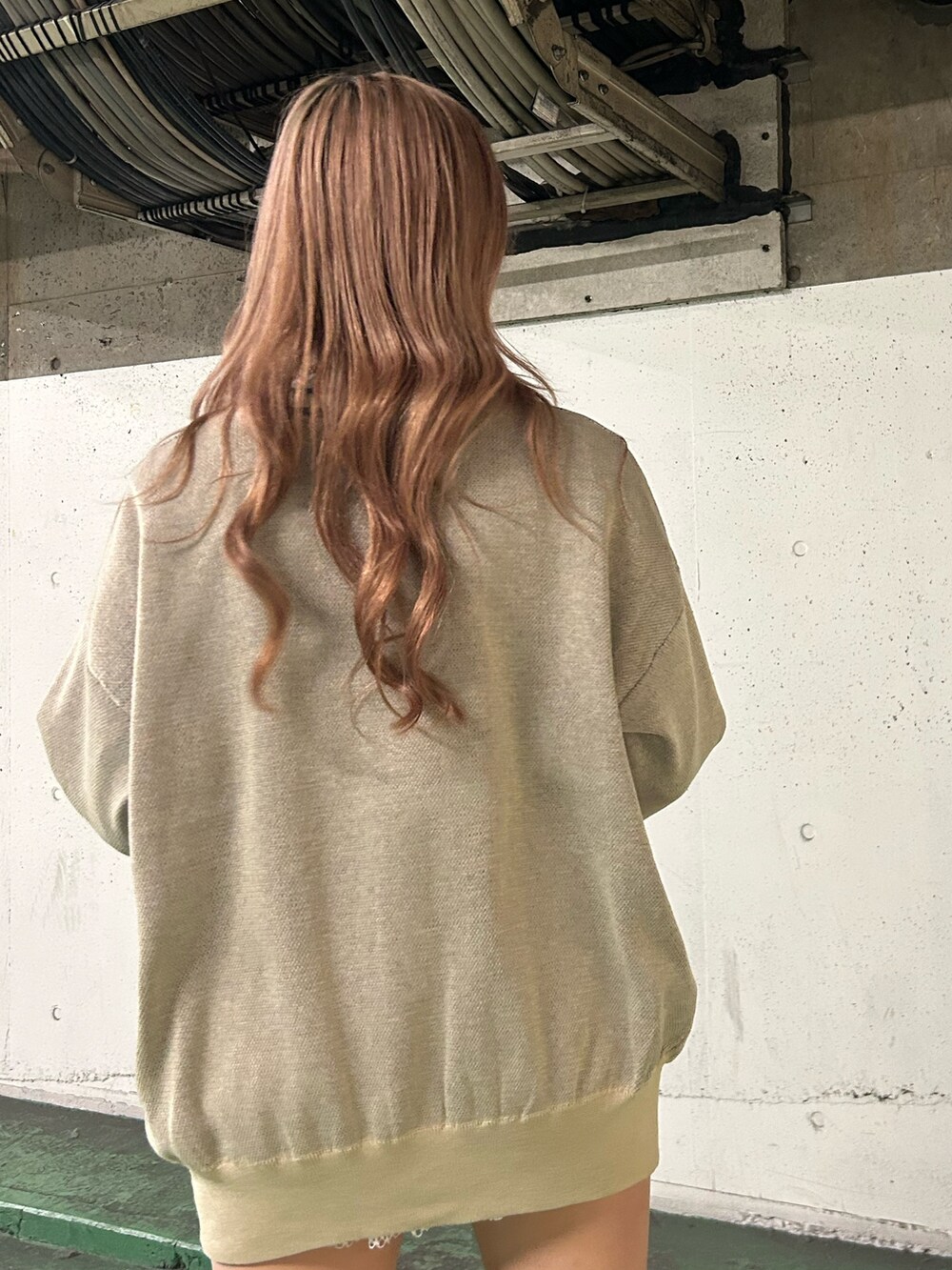 ホワイト系のニット/セーター、ホワイト系のシャツ/ブラウス、ホワイト系のその他パンツを着用したレディースの冬コーディネートの6枚目の写真