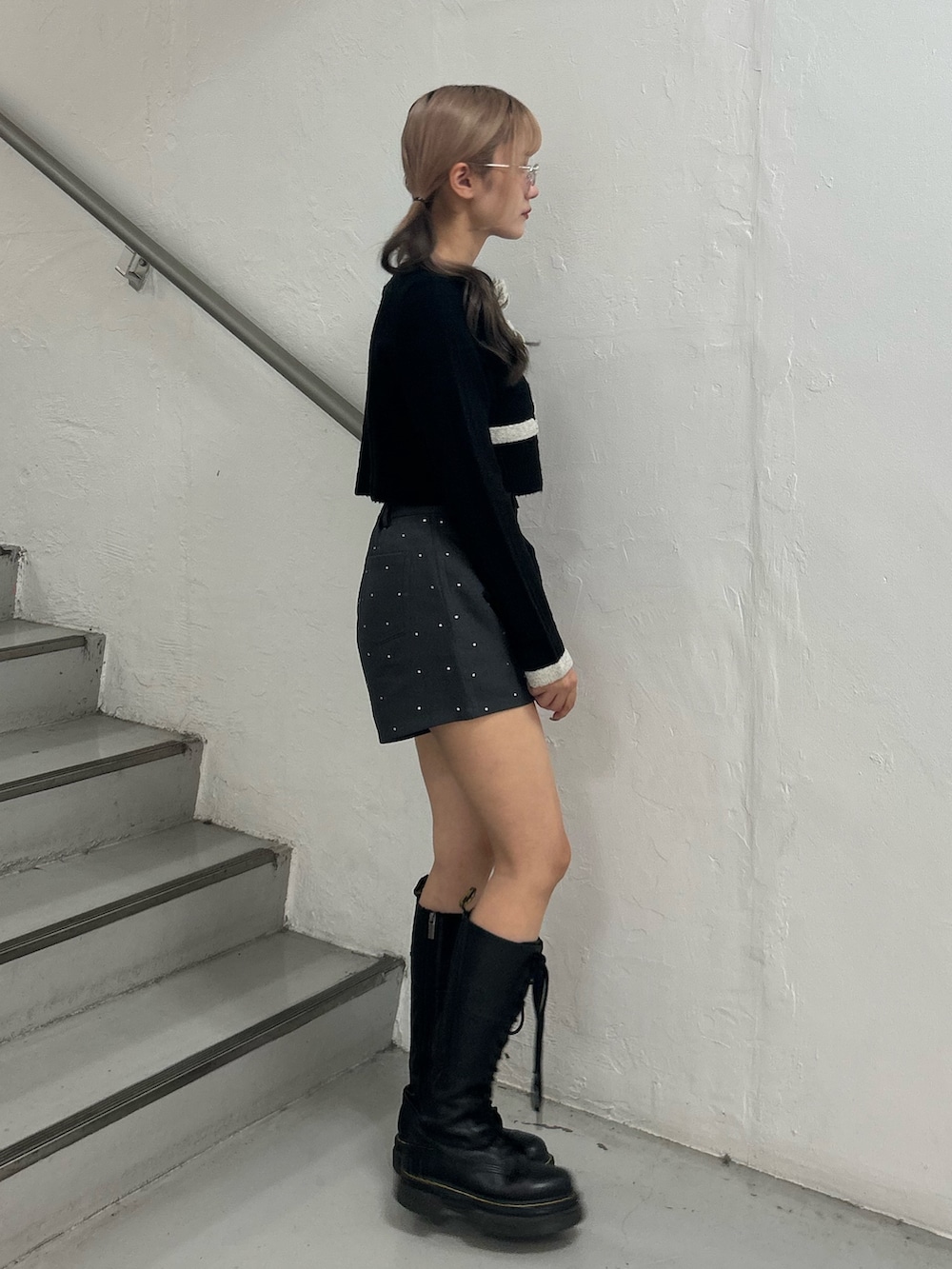 ブラック系のカーディガン/ボレロ、グレー系のその他パンツ、シルバー系のメガネを着用したレディースの秋コーディネートの3枚目の写真