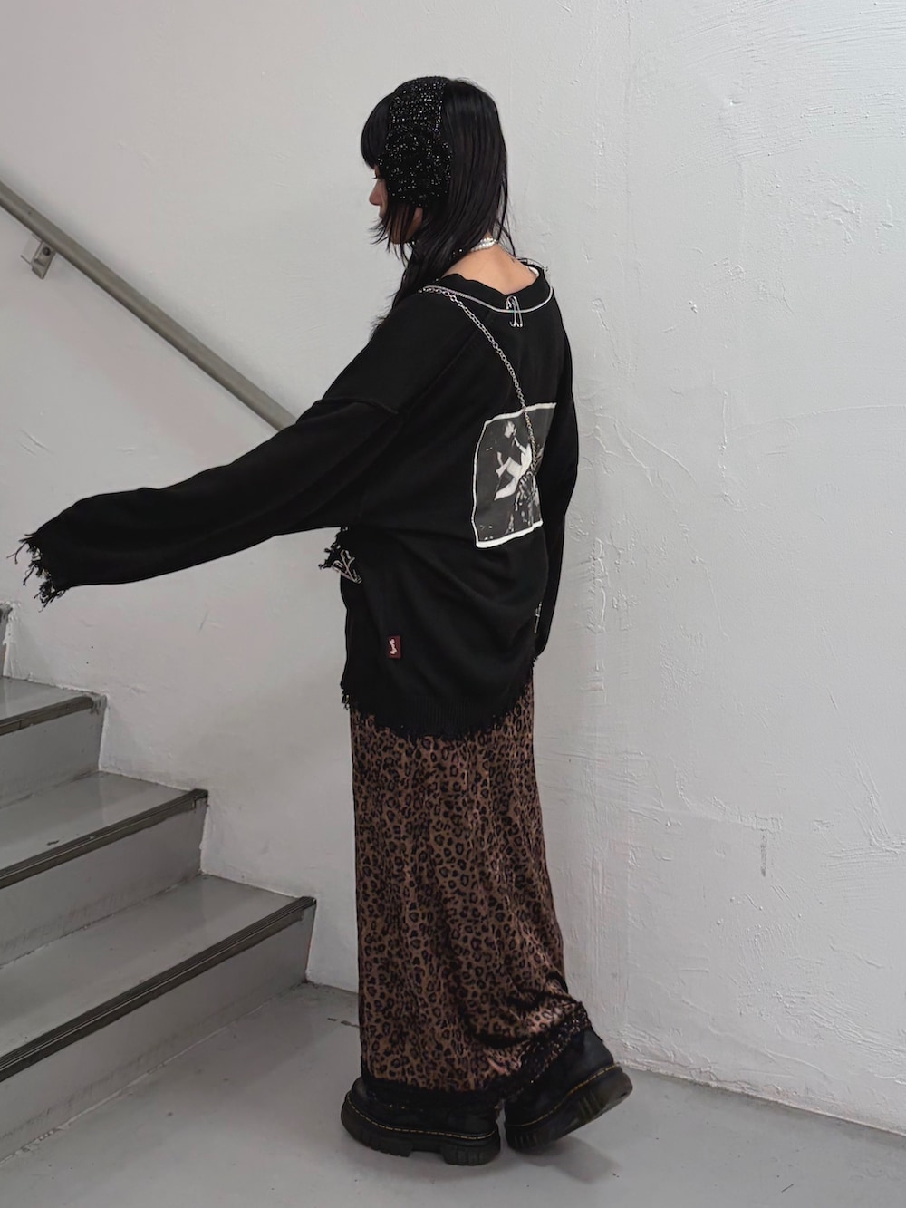 ブラウン系のワンピース、ホワイト系のTシャツ/カットソー、ブラック系のカーディガン/ボレロを着用したレディースの秋コーディネートの3枚目の写真
