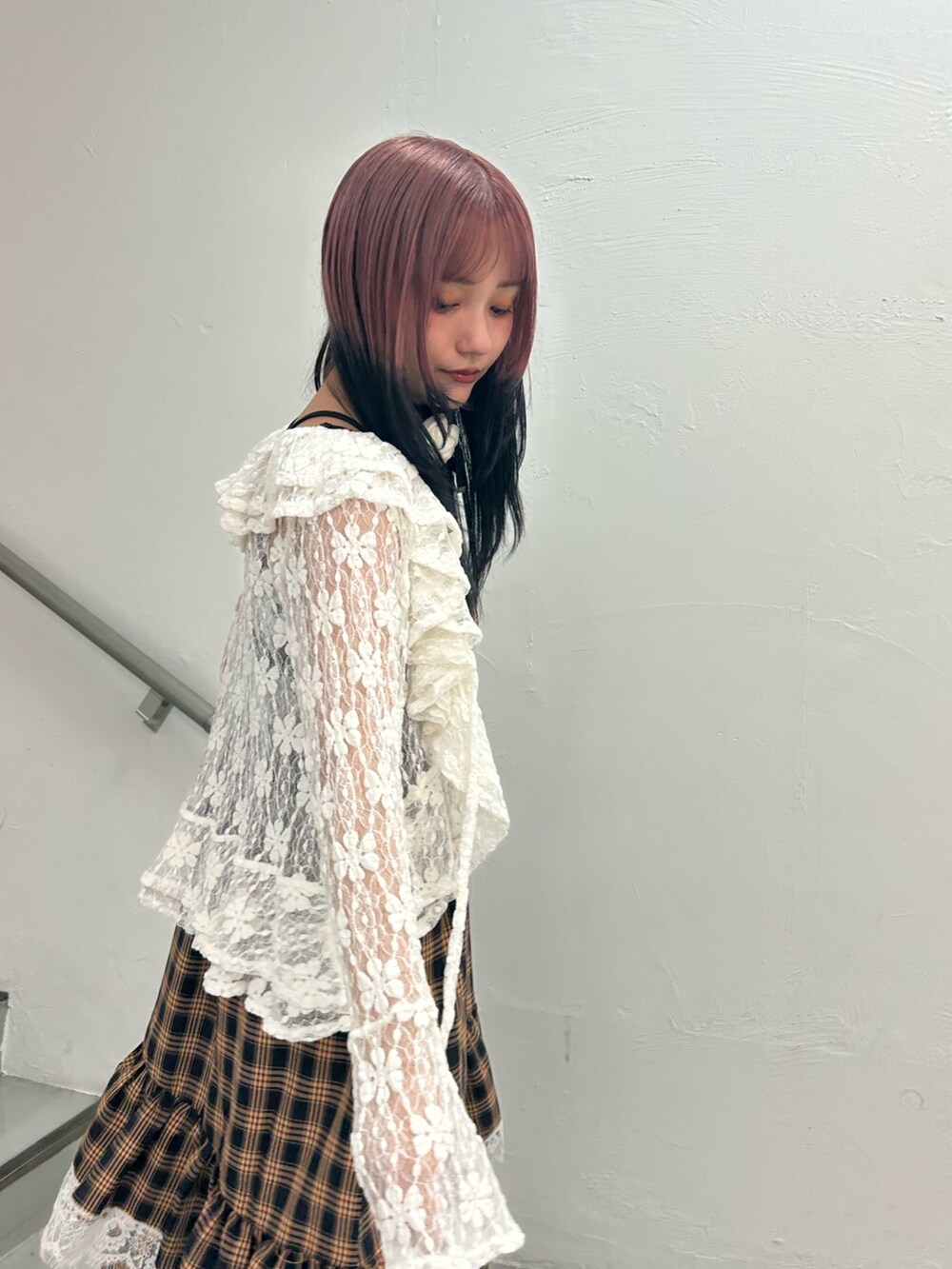 ホワイト系のシャツ/ブラウス、ブルー系のワンピース、ホワイト系のチョーカーを着用したレディースの夏コーディネートの6枚目の写真