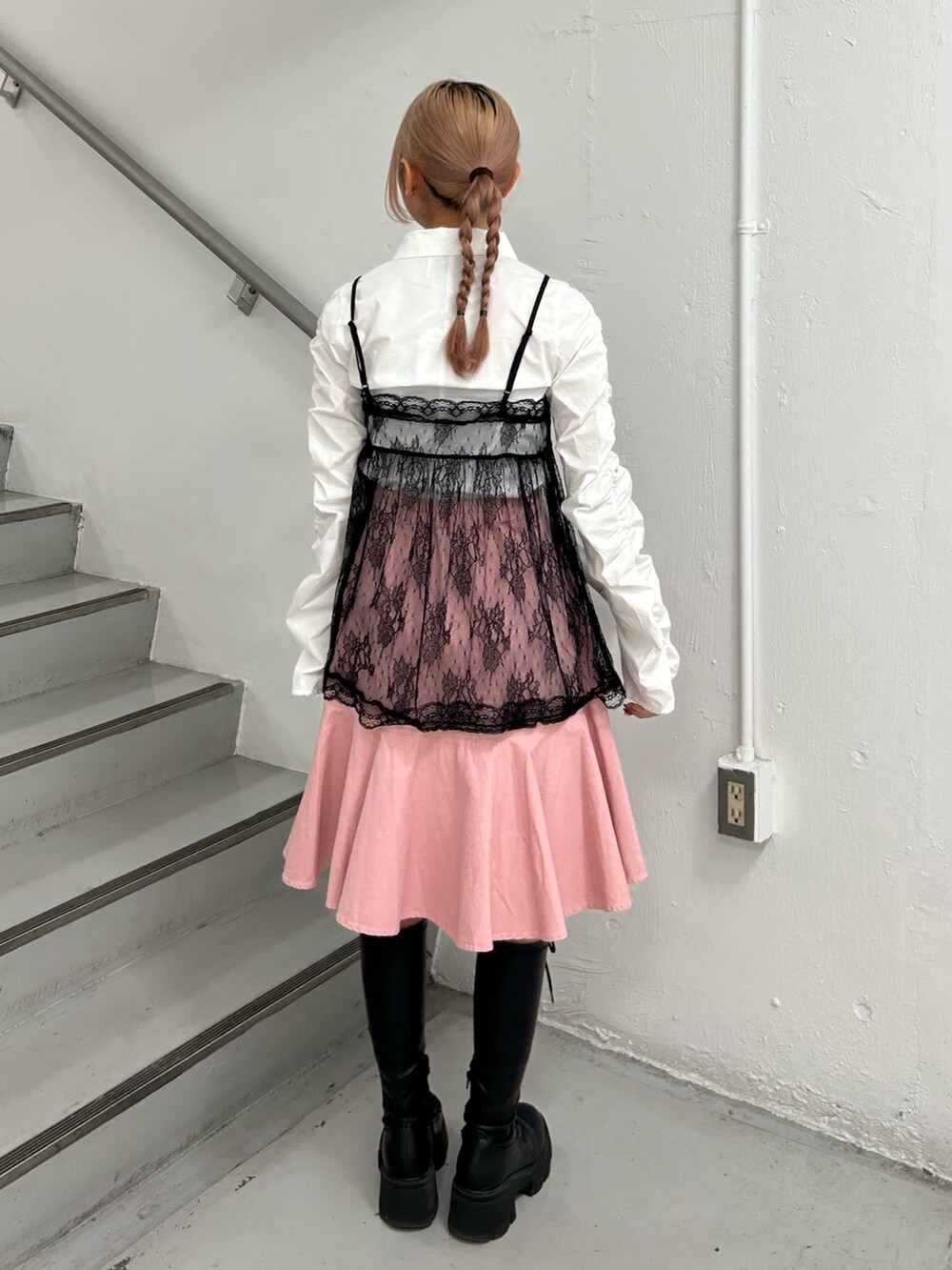 ホワイト系のシャツ/ブラウス、ブラック系のキャミソール、ピンク系のスカートを着用したレディースの冬コーディネートの3枚目の写真