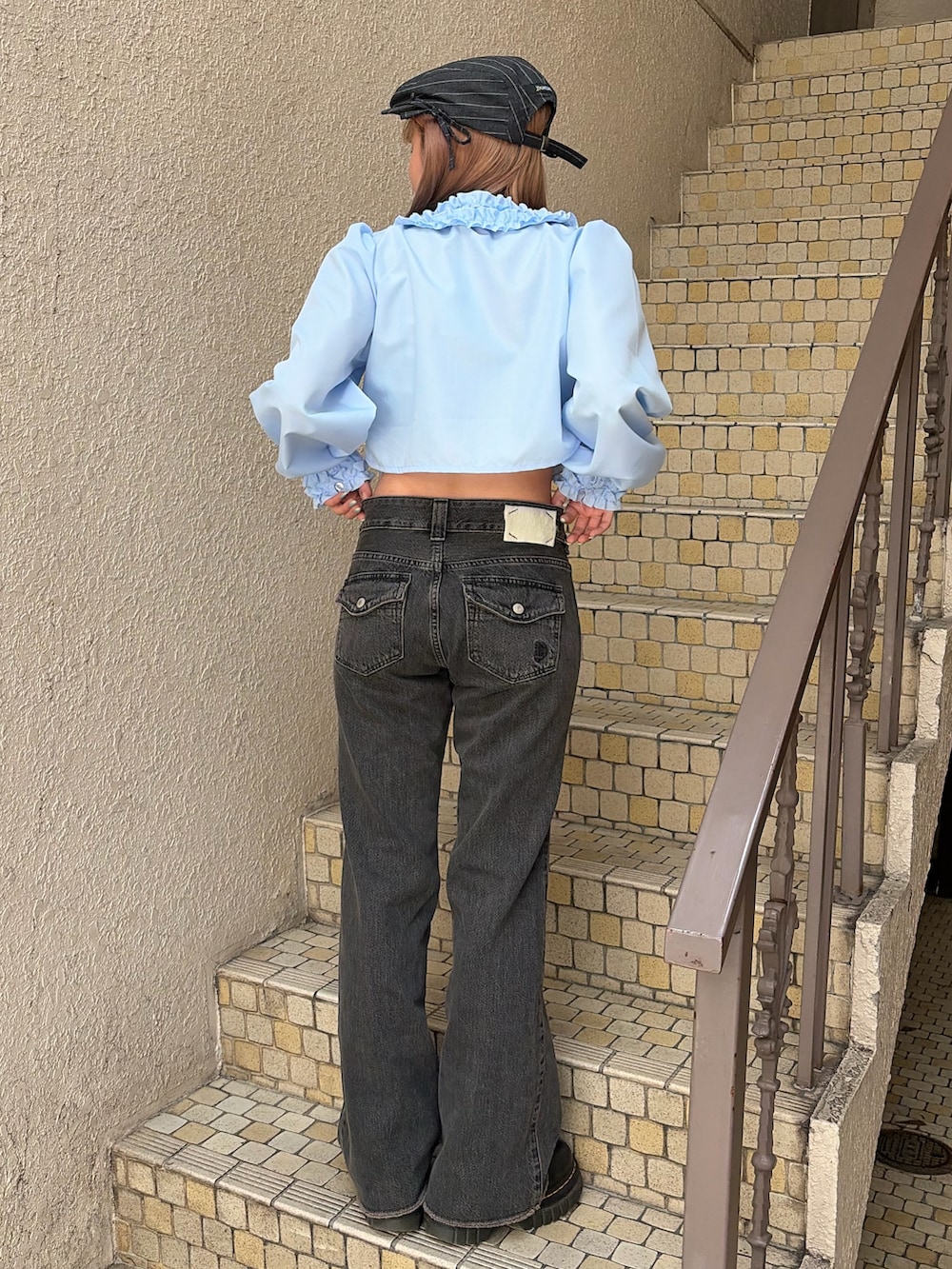 ブルー系のシャツ/ブラウス、ブラック系のデニムパンツ、グレー系のネクタイを着用したレディースの春コーディネートの3枚目の写真