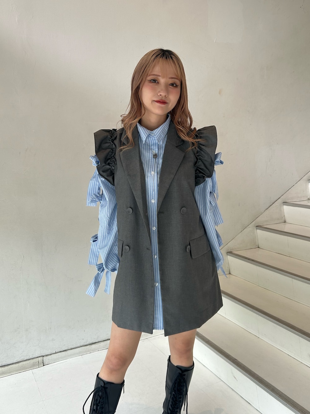 グレー系のワンピース、ブルー系のシャツ/ブラウス、シルバー系のネックレスを着用したレディースの春コーディネートの4枚目の写真