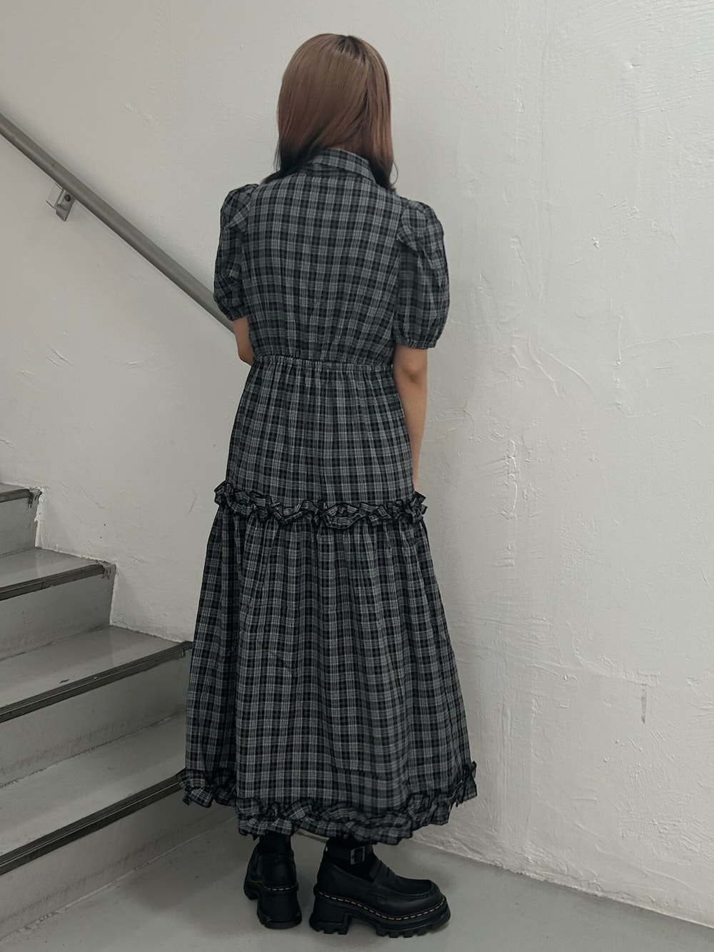 ブラック系のワンピース、ゴールド系のブレスレットを着用したレディースの夏コーディネートの2枚目の写真