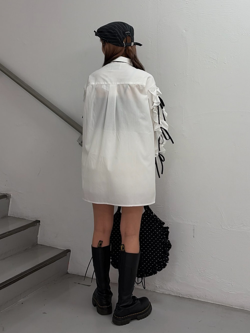 ホワイト系のシャツ/ブラウス、ブラック系のトートバッグ、グレー系のハンチング/ベレー帽を着用したレディースの春コーディネートの3枚目の写真