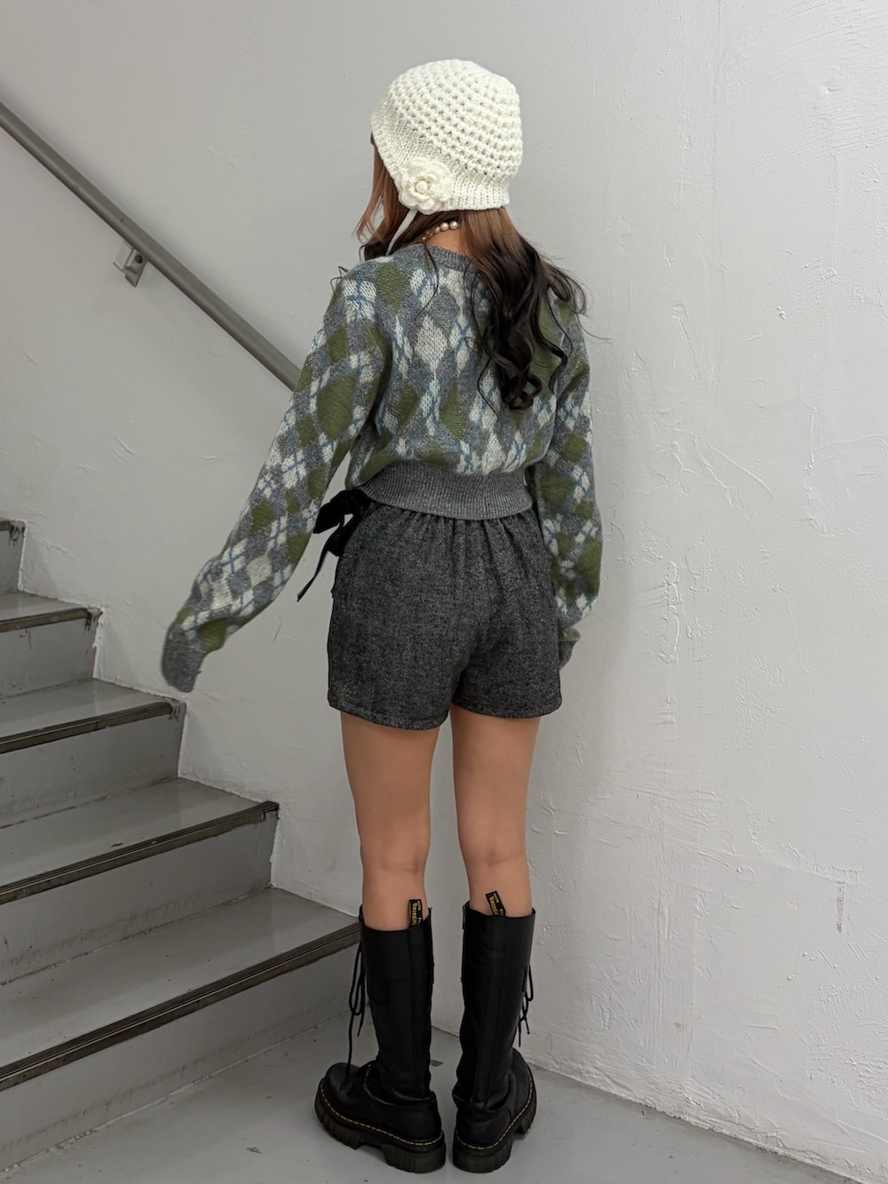 グレー系のカーディガン/ボレロ、グレー系のその他パンツ、ホワイト系のニットキャップ/ビーニーを着用したレディースの秋コーディネートの3枚目の写真