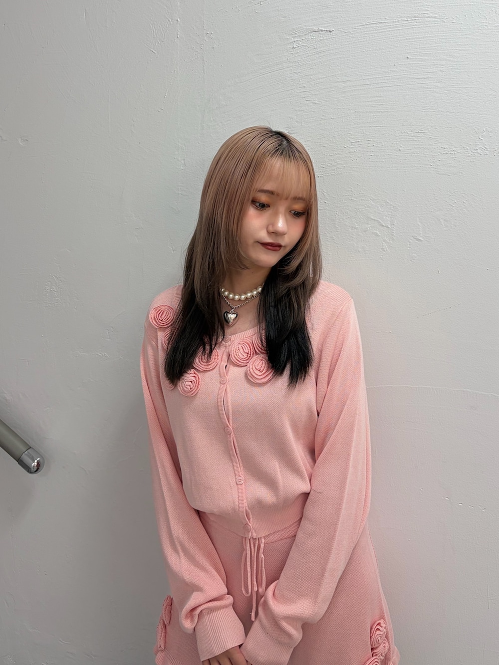 ピンク系のニット/セーター、ピンク系のその他パンツ、ブラック系のブーツを着用したレディースの春コーディネートの5枚目の写真