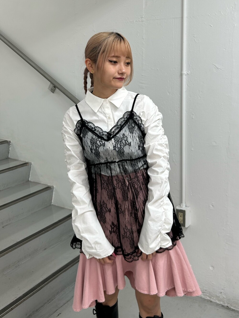 ホワイト系のシャツ/ブラウス、ブラック系のキャミソール、ピンク系のスカートを着用したレディースの冬コーディネートの4枚目の写真
