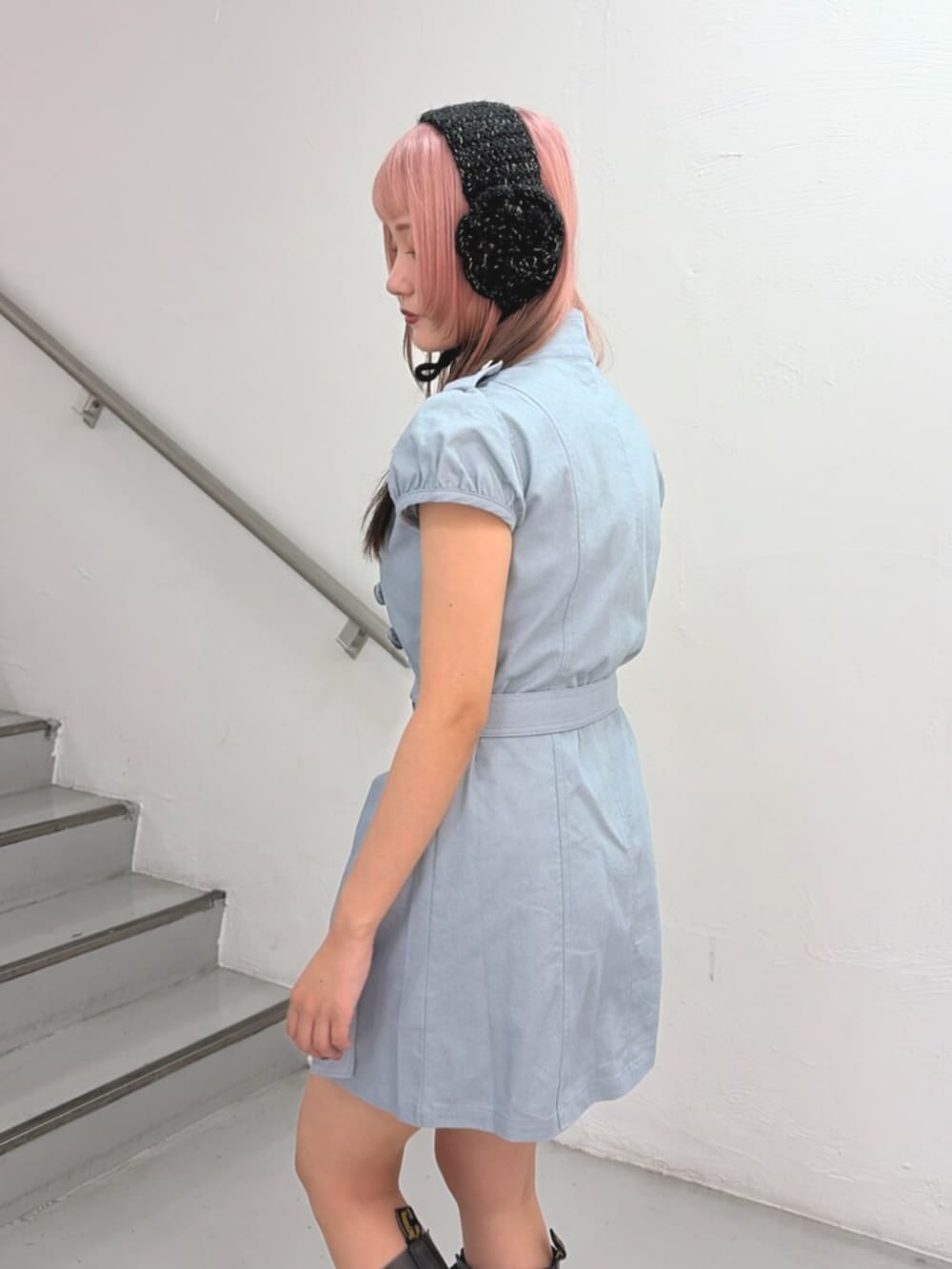 ブルー系のワンピース、ブラック系のヘアバンドを着用したレディースの夏コーディネートの6枚目の写真