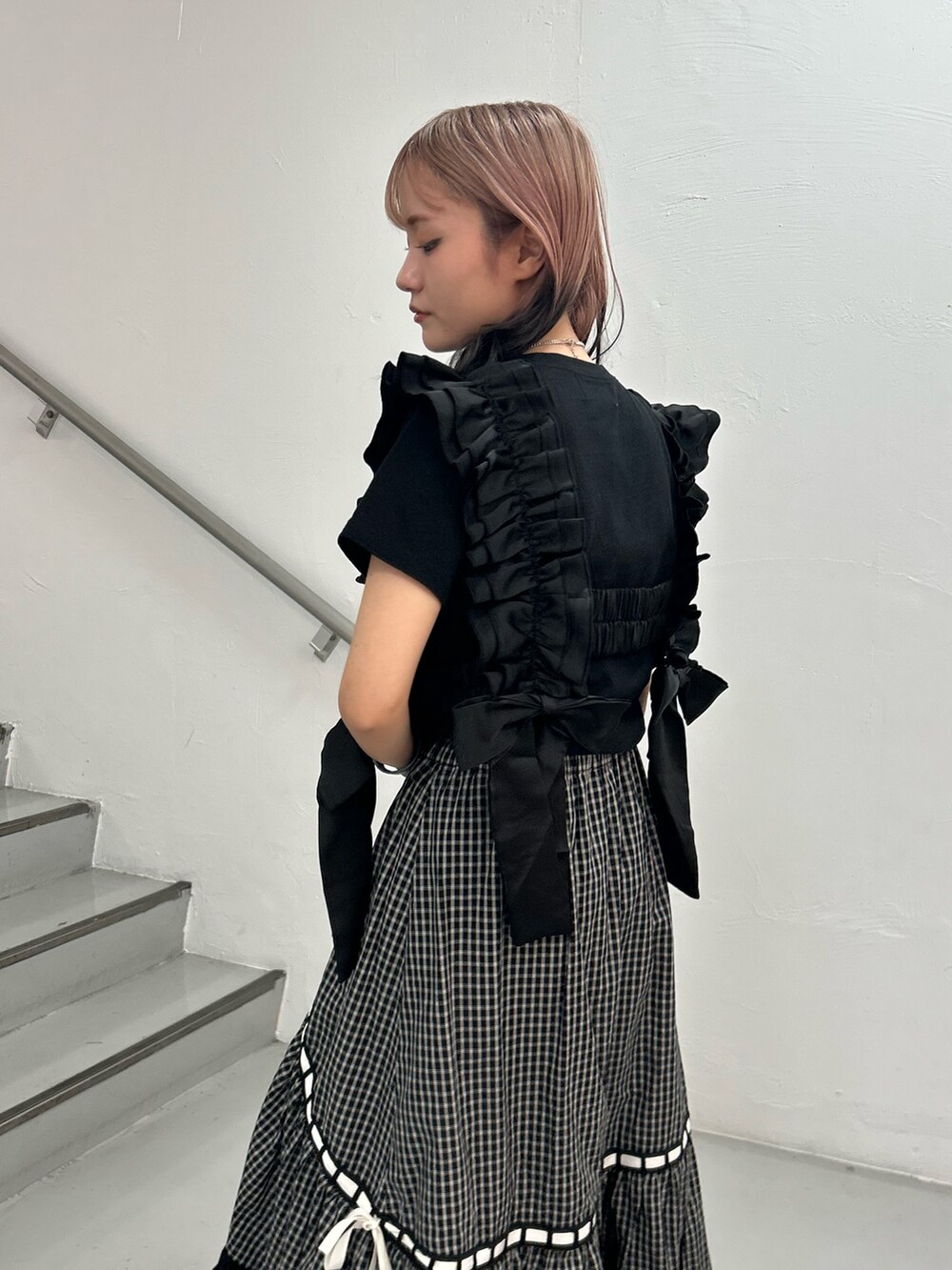 ブラック系のTシャツ/カットソー、ブラック系のスカート、シルバー系のネックレスを着用したレディースの夏コーディネートの5枚目の写真