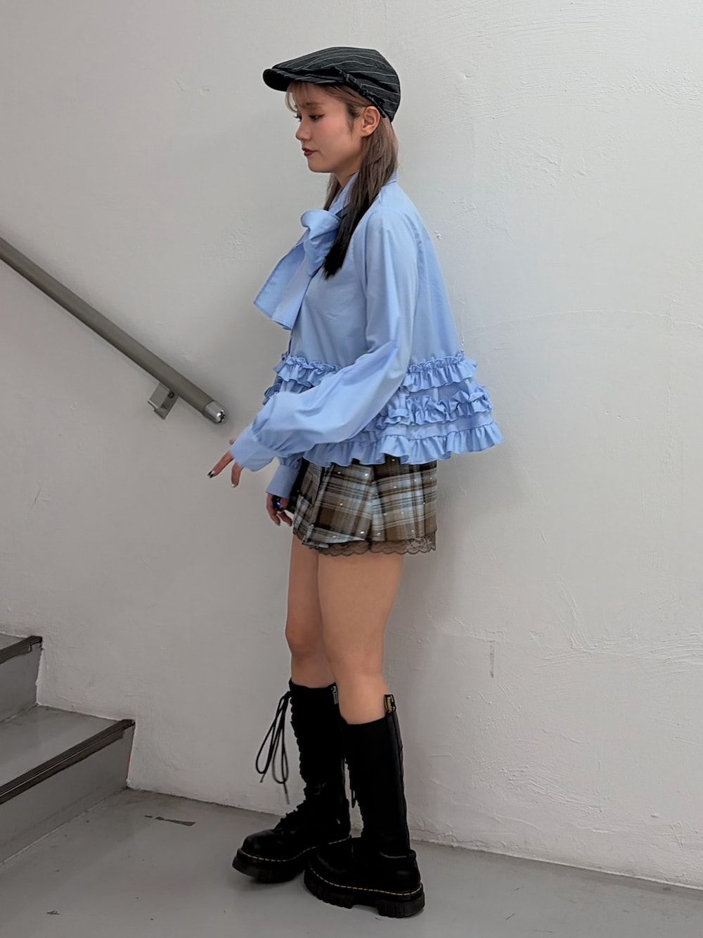 ブルー系のシャツ/ブラウス、ブラウン系のスカート、グレー系のハンチング/ベレー帽を着用したレディースの春コーディネートの2枚目の写真