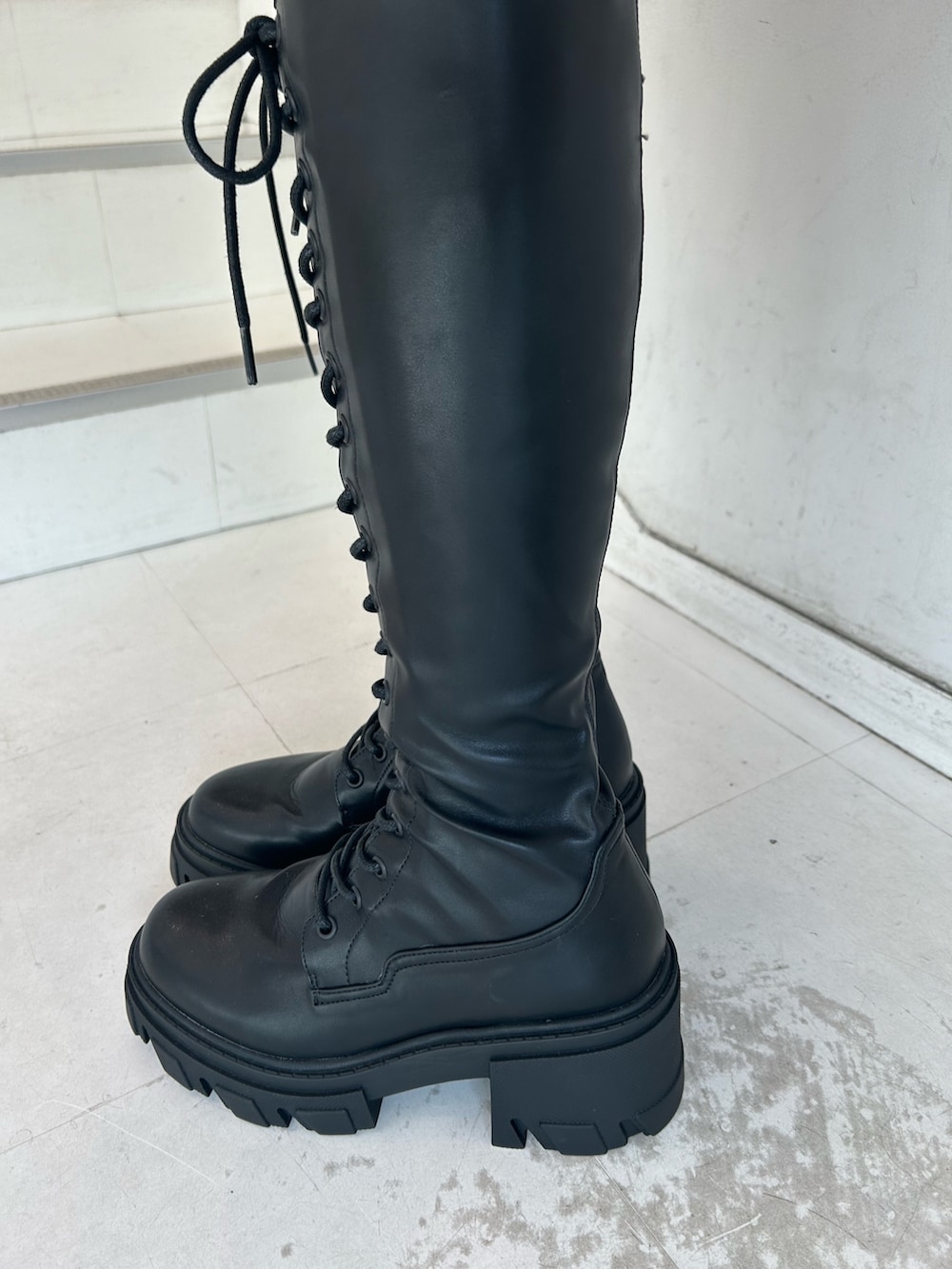 ピンク系のワンピース、ブラック系のブーツ、シルバー系のTシャツ/カットソーを着用したレディースの夏コーディネートの8枚目の写真