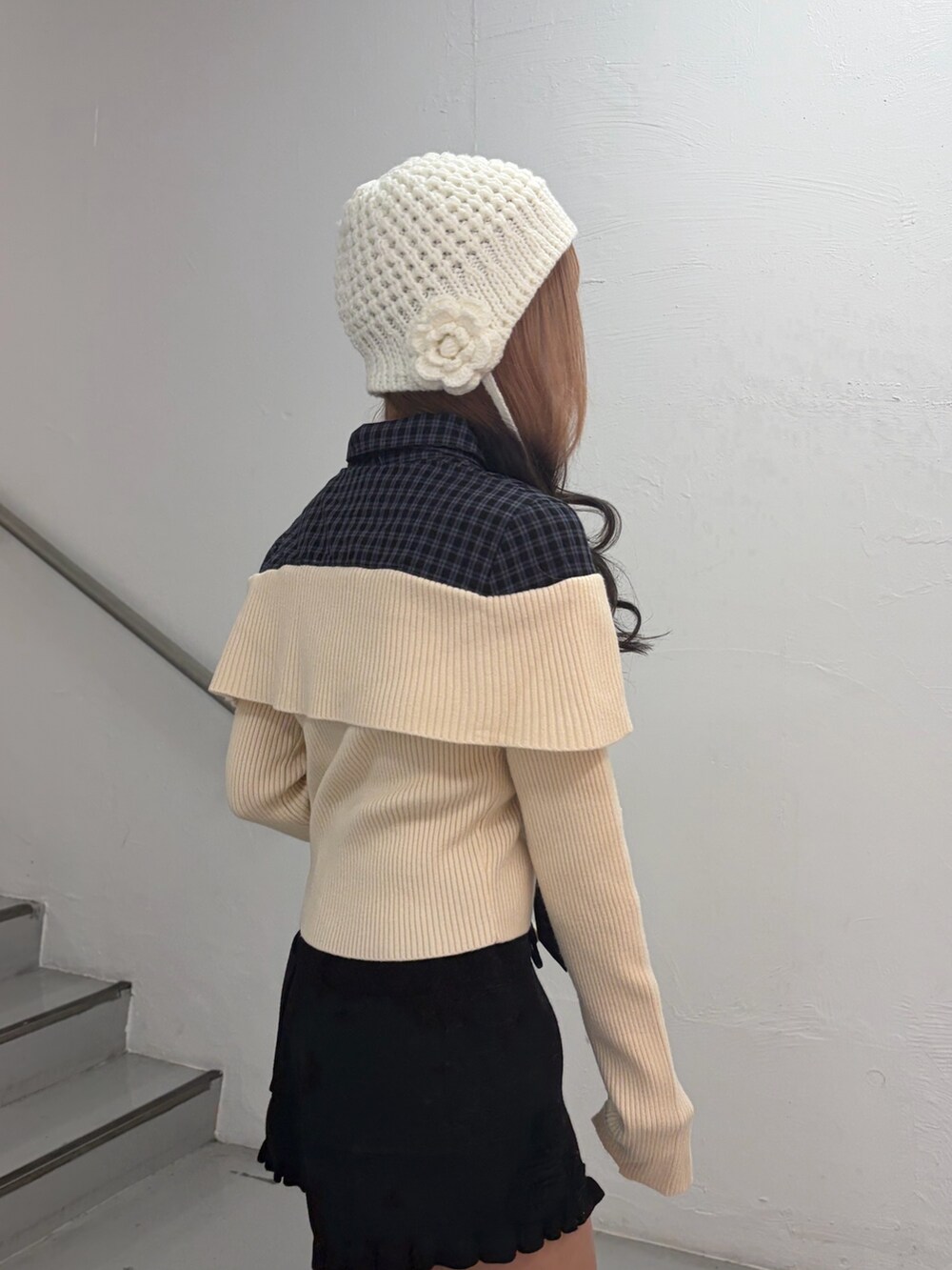 ホワイト系のニット/セーター、ブラック系のその他パンツ、ホワイト系のニットキャップ/ビーニーを着用したレディースの秋コーディネートの5枚目の写真