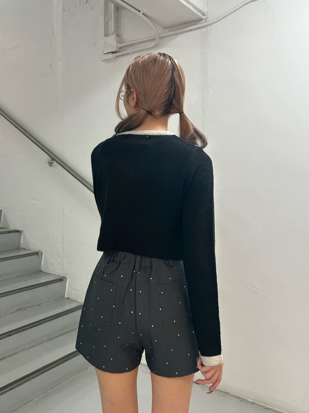 ブラック系のカーディガン/ボレロ、グレー系のその他パンツ、シルバー系のメガネを着用したレディースの秋コーディネートの7枚目の写真