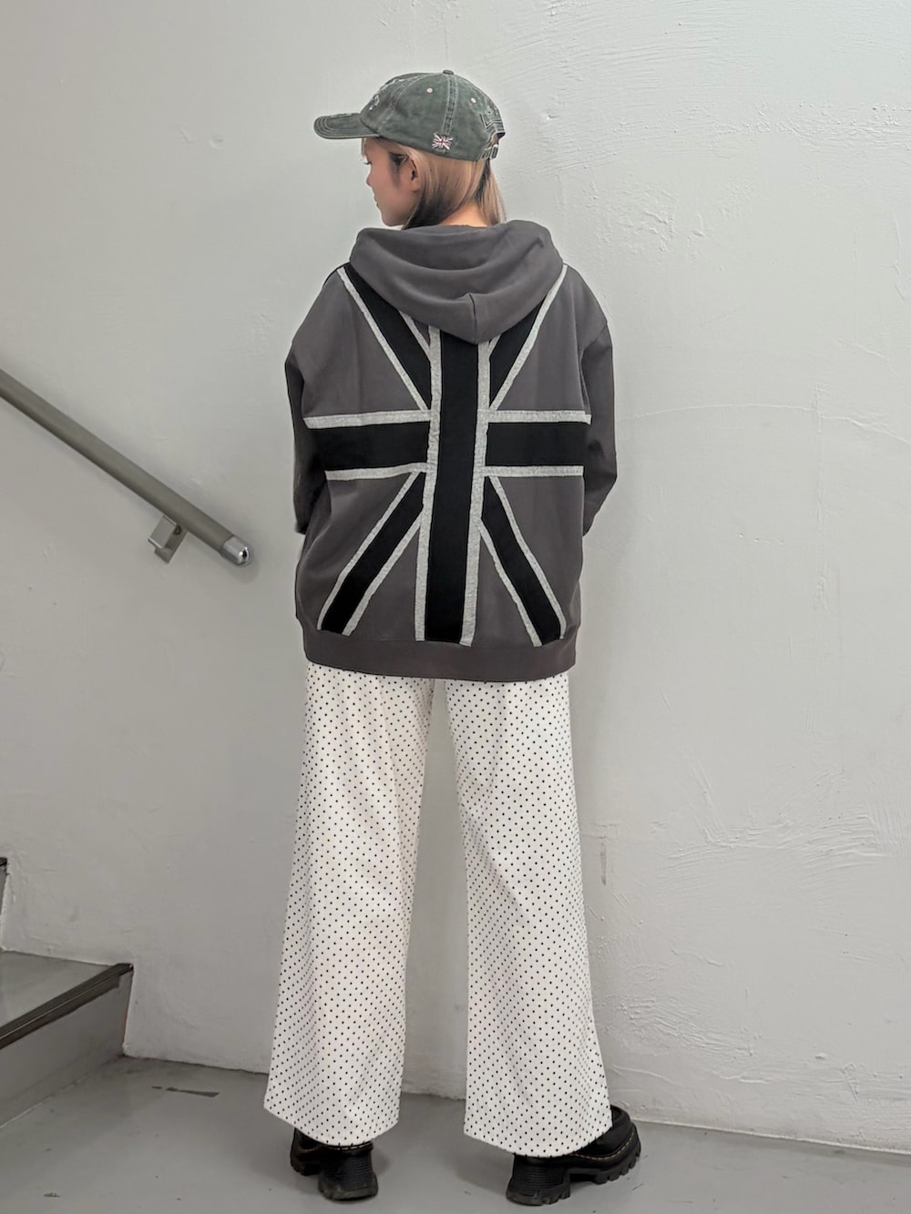 ブラック系のパーカー、ホワイト系のスウェットパンツ、ベージュ系のキャップを着用したレディースの春コーディネートの3枚目の写真