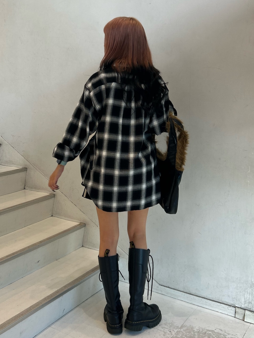 ブラック系のシャツ/ブラウス、ブラック系のスカート、ブラック系のハンドバッグを着用したレディースの秋コーディネートの4枚目の写真