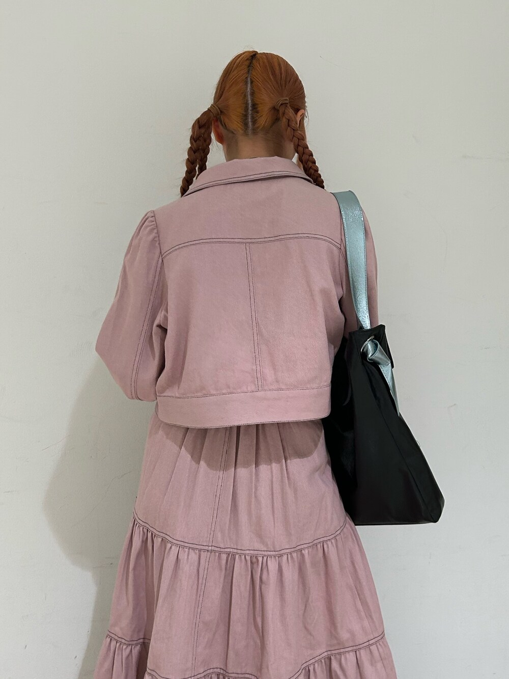 ピンク系のワンピース、ホワイト系のTシャツ/カットソー、ブラック系のトートバッグを着用したレディースの春コーディネートの6枚目の写真