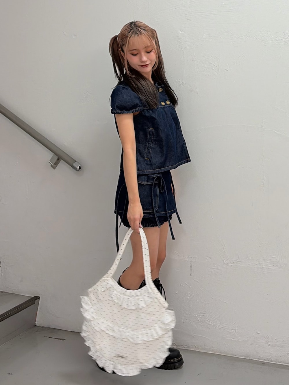 ブルー系のその他トップス、ブルー系のデニムパンツ、ホワイト系のトートバッグを着用したレディースの春コーディネートの2枚目の写真