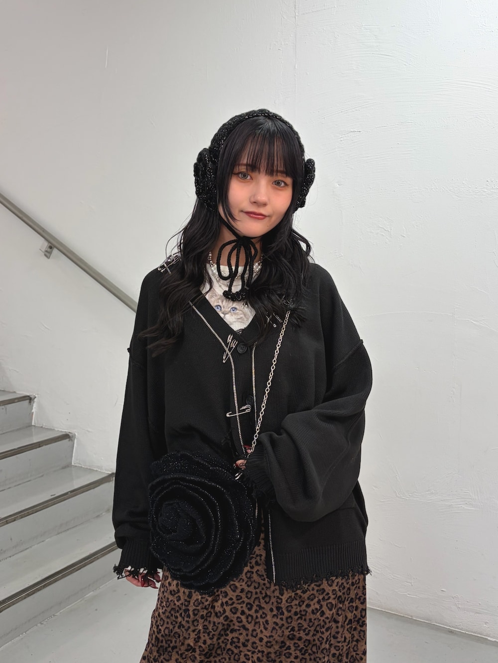 ブラウン系のワンピース、ホワイト系のTシャツ/カットソー、ブラック系のカーディガン/ボレロを着用したレディースの秋コーディネートの5枚目の写真