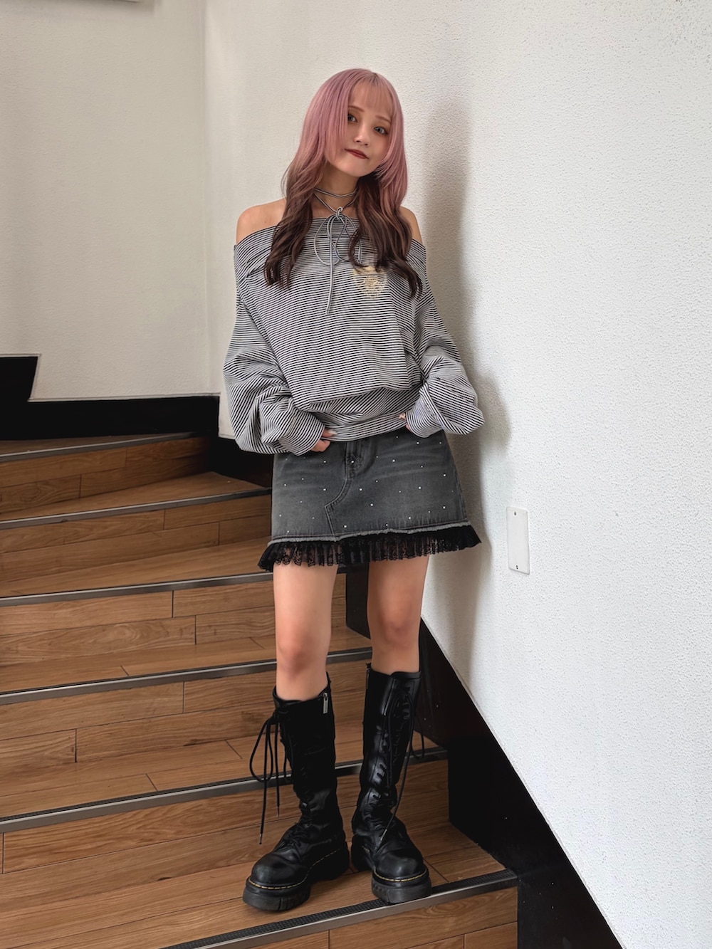 ブラック系のTシャツ/カットソー、ブラック系のデニムスカートを着用したレディースの秋コーディネートの4枚目の写真
