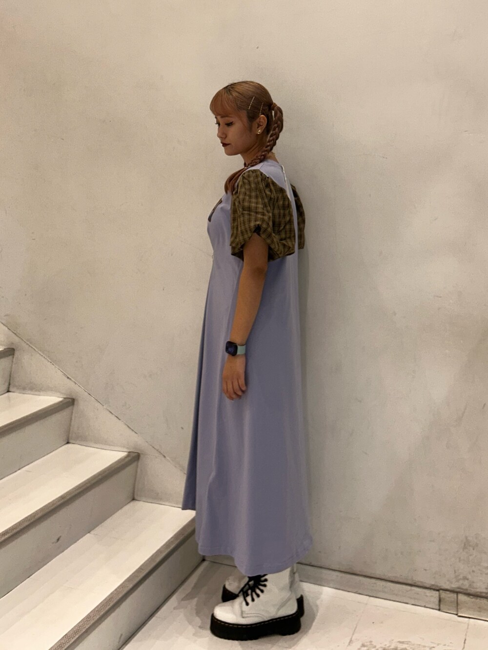 パープル系のワンピース、ホワイト系のブーツ、ゴールド系のネックレスを着用したレディースの夏コーディネートの3枚目の写真