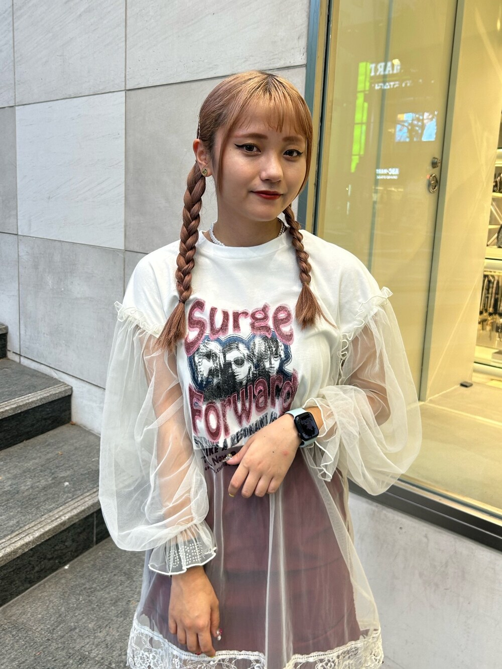 レッド系のスカート、ホワイト系のワンピースを着用したレディースの夏コーディネートの4枚目の写真