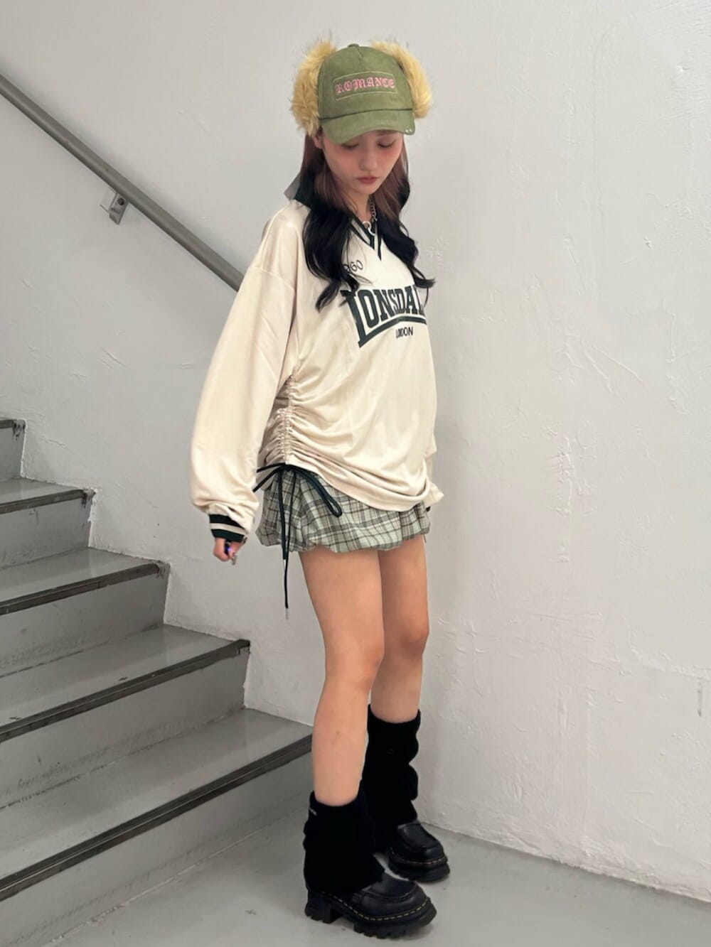 ホワイト系のTシャツ/カットソー、グリーン系のスカート、シルバー系のネックレスを着用したレディースの秋コーディネートの2枚目の写真