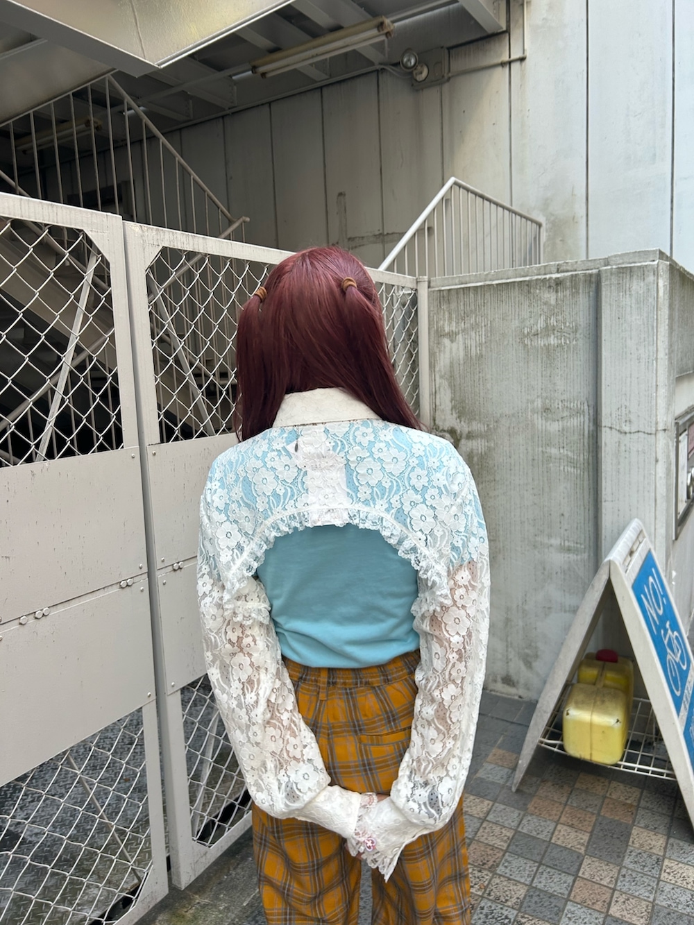 ブルー系のTシャツ/カットソー、イエロー系のその他パンツ、ホワイト系のシャツ/ブラウスを着用したレディースの夏コーディネートの6枚目の写真