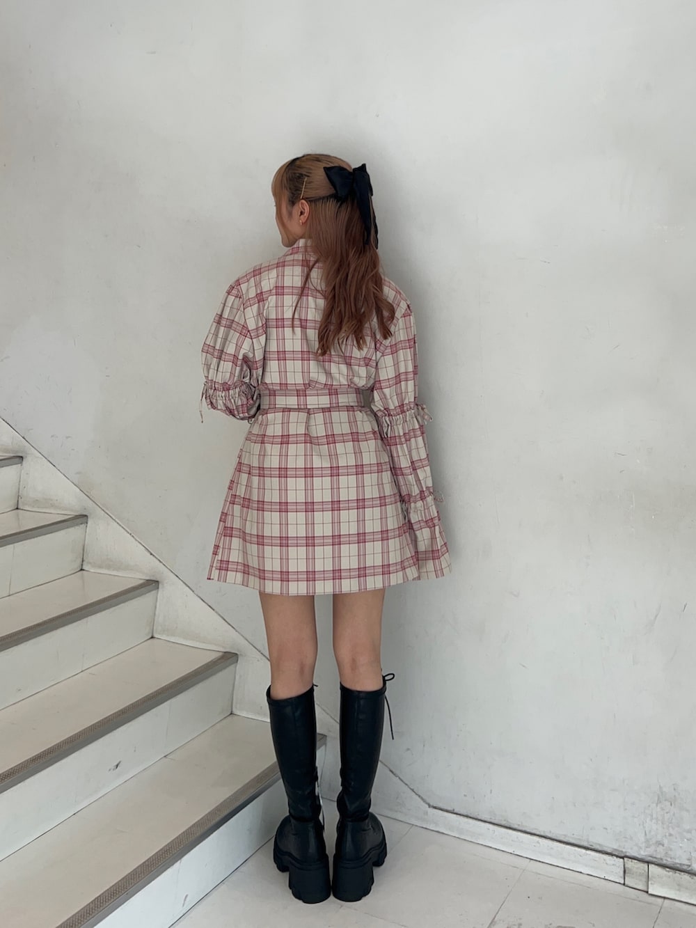 ピンク系のワンピース、ブラック系のブーツ、シルバー系のTシャツ/カットソーを着用したレディースの夏コーディネートの3枚目の写真