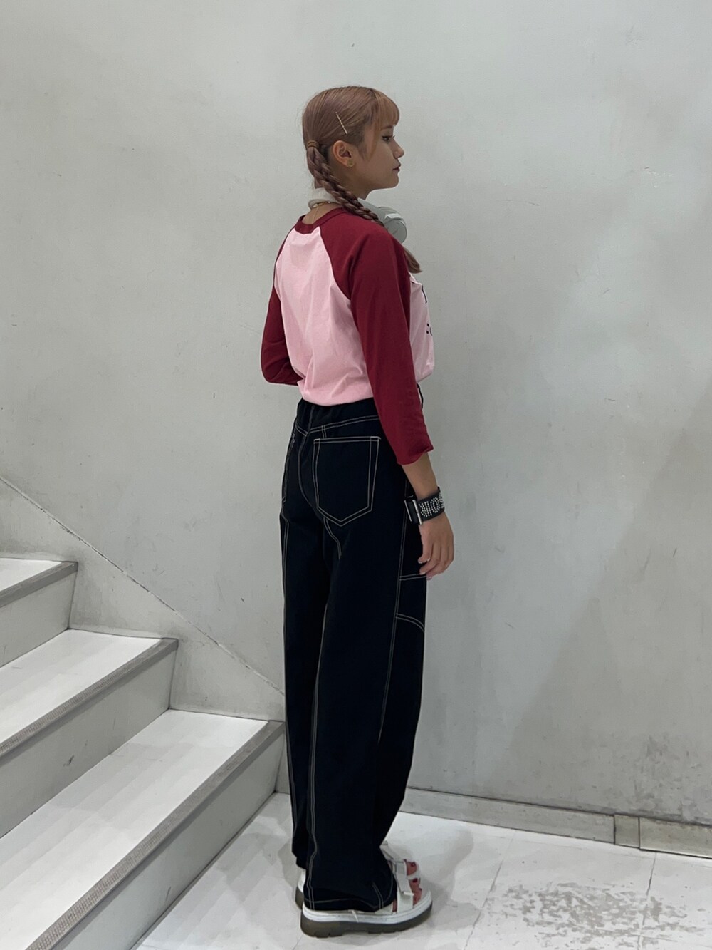 ブラック系のその他パンツ、ピンク系のTシャツ/カットソー、ホワイト系のサンダルを着用したレディースの夏コーディネートの2枚目の写真