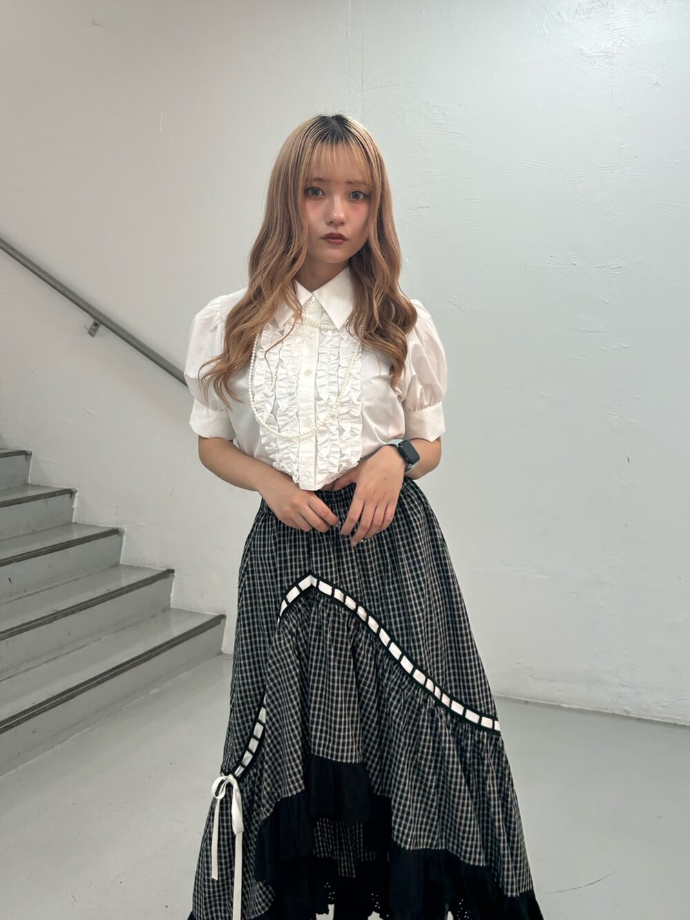 ホワイト系のシャツ/ブラウス、ブラック系のスカート、ホワイト系のネックレスを着用したレディースの夏コーディネートの4枚目の写真