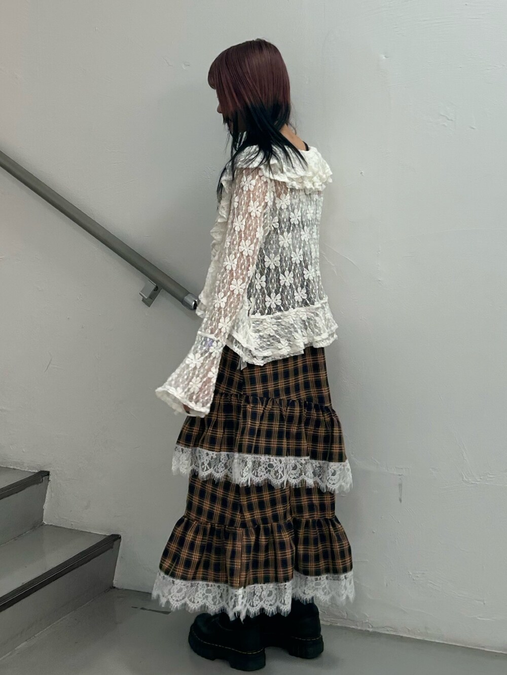 ホワイト系のシャツ/ブラウス、ブルー系のワンピース、ホワイト系のチョーカーを着用したレディースの夏コーディネートの3枚目の写真