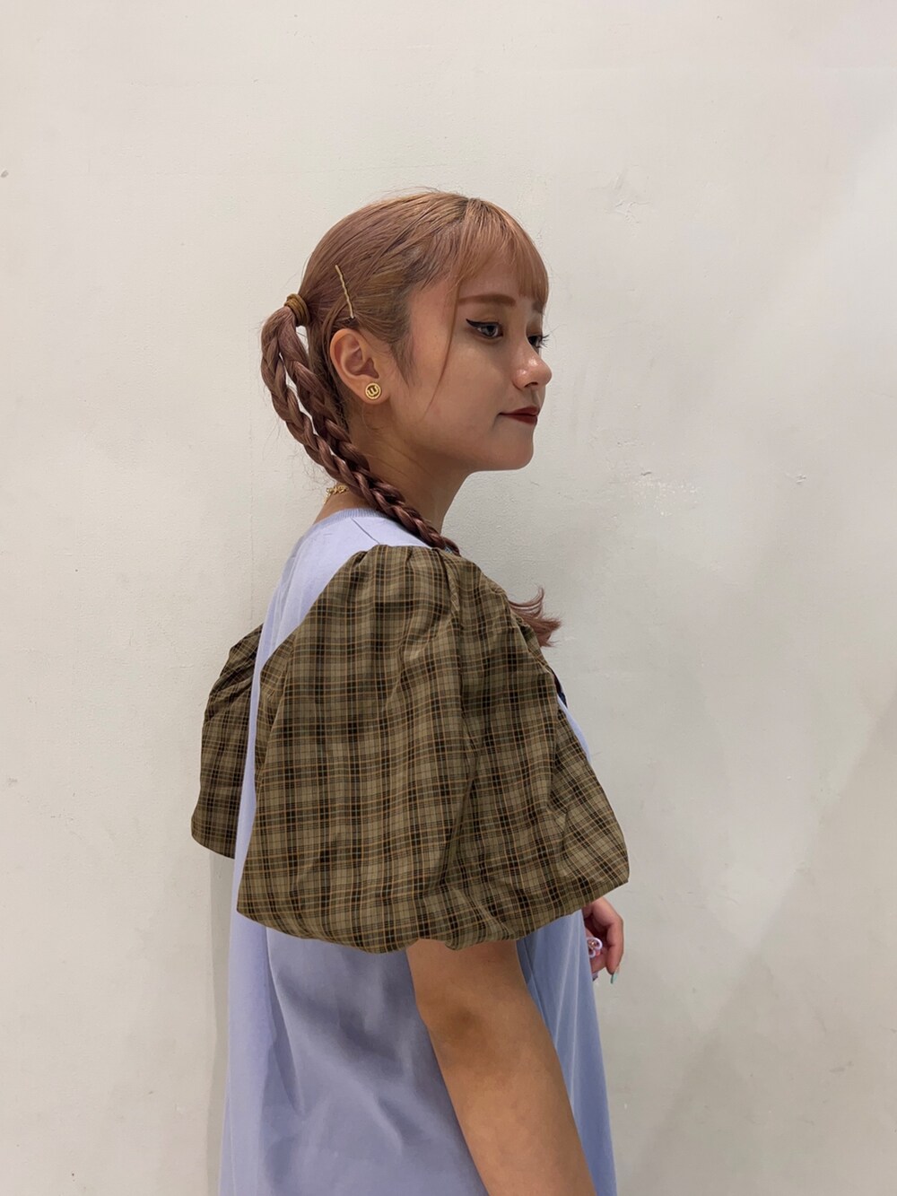 パープル系のワンピース、ホワイト系のブーツ、ゴールド系のネックレスを着用したレディースの夏コーディネートの6枚目の写真