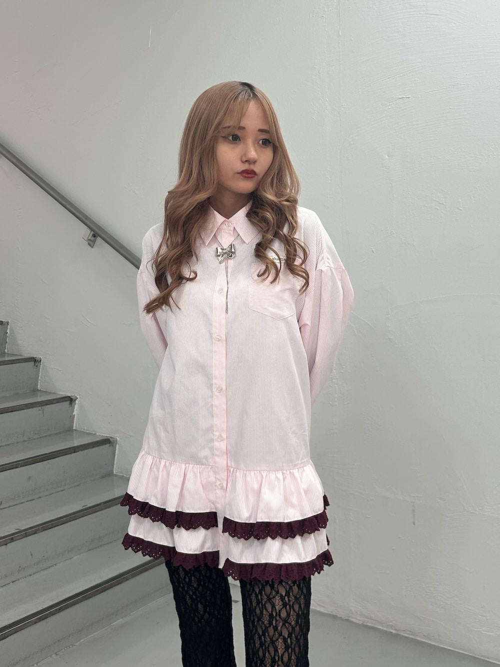 ピンク系のシャツ/ブラウス、ブラック系のその他パンツ、シルバー系のネックレスを着用したレディースの冬コーディネートの4枚目の写真